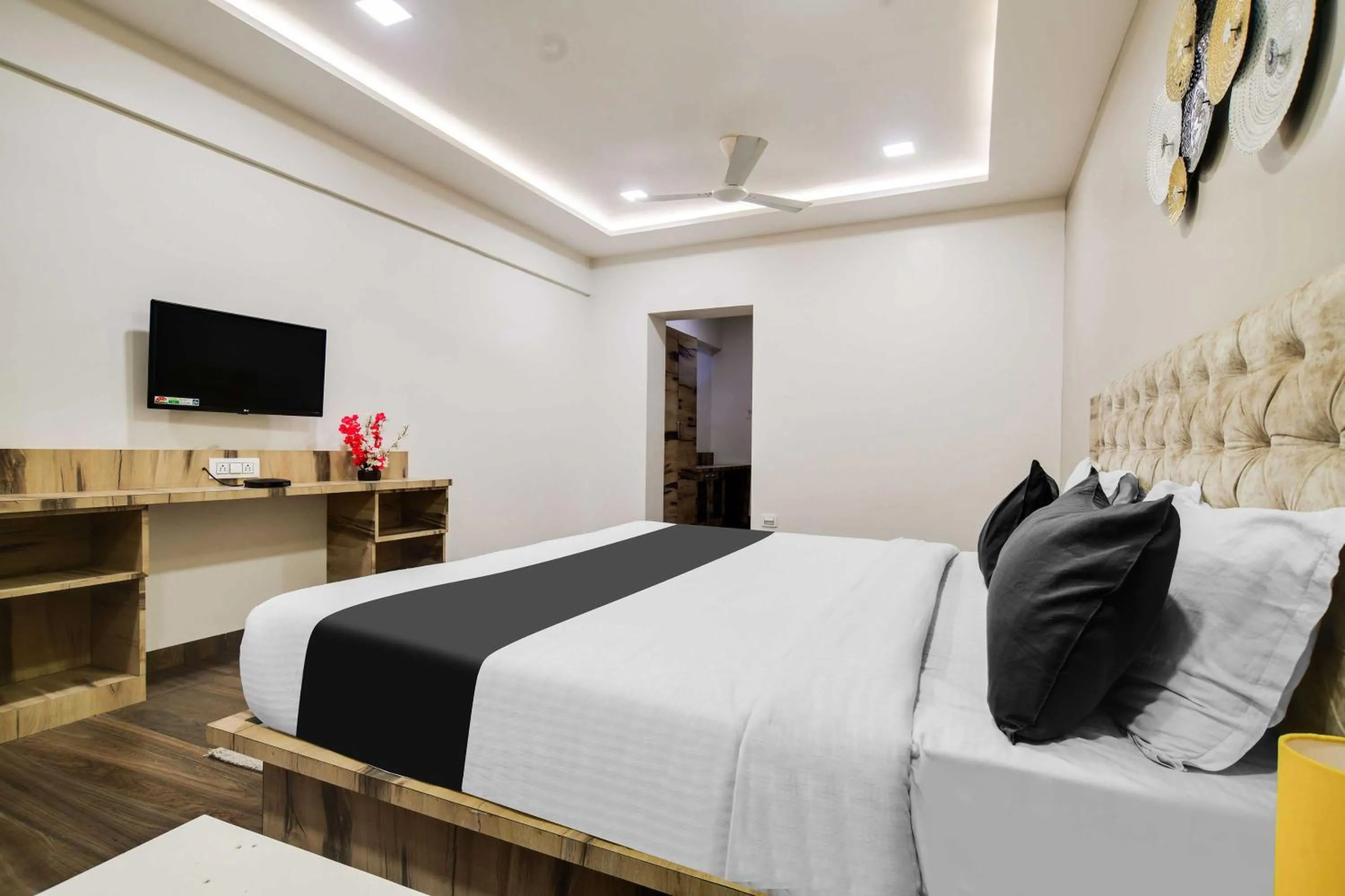 Bedroom, Bed in Townhouse Holkar Central Stadium Indore