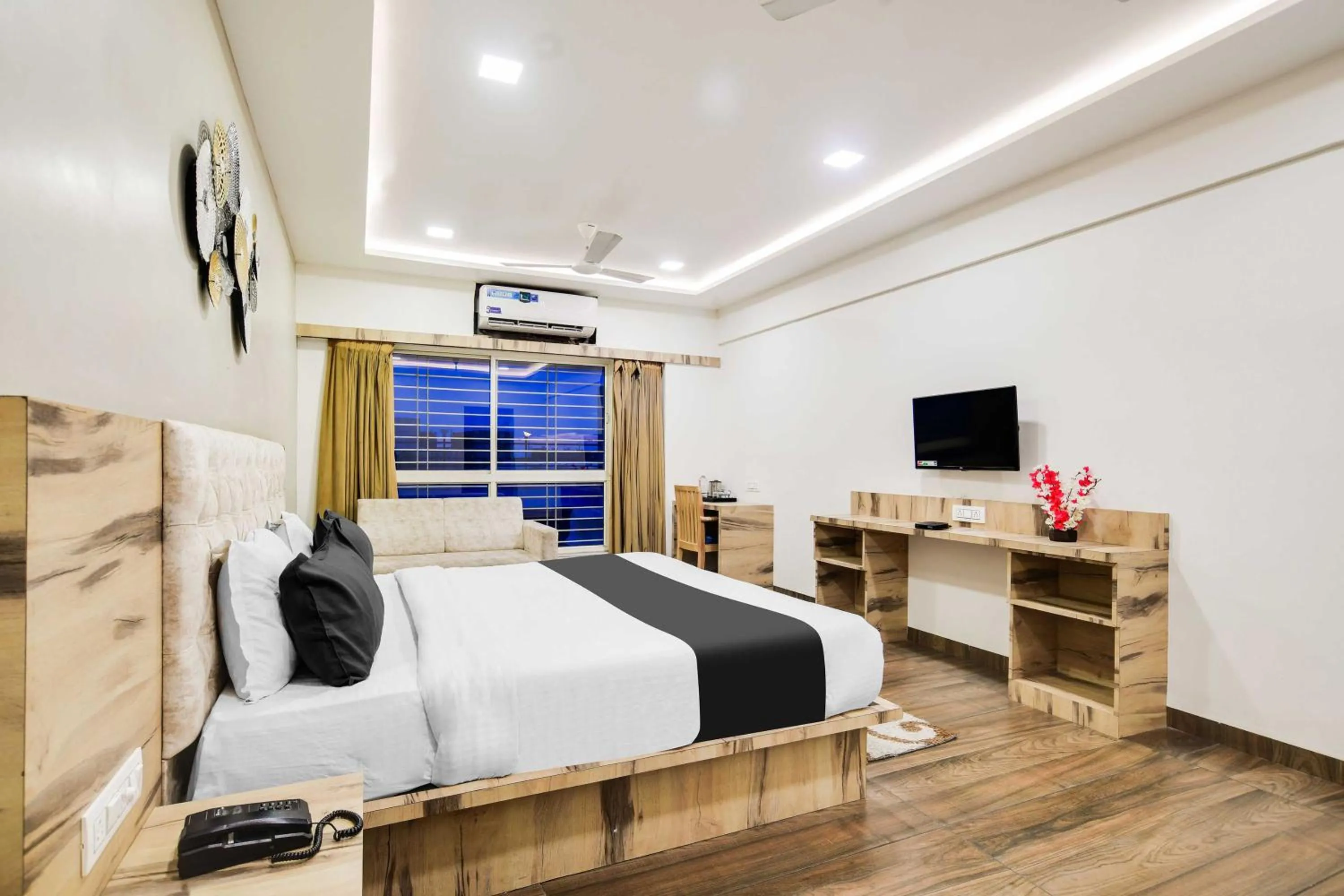 Bedroom, Bed in Townhouse Holkar Central Stadium Indore