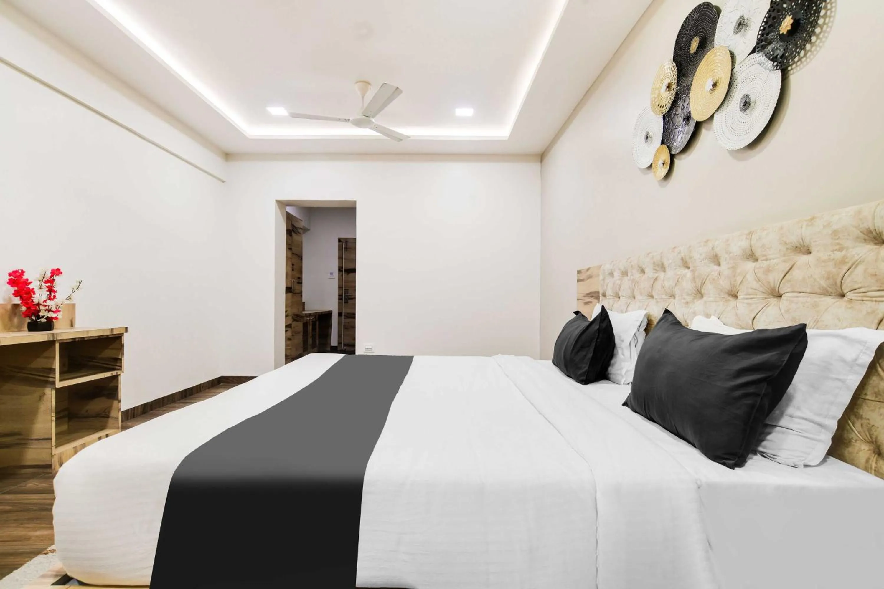 Bedroom, Bed in Townhouse Holkar Central Stadium Indore
