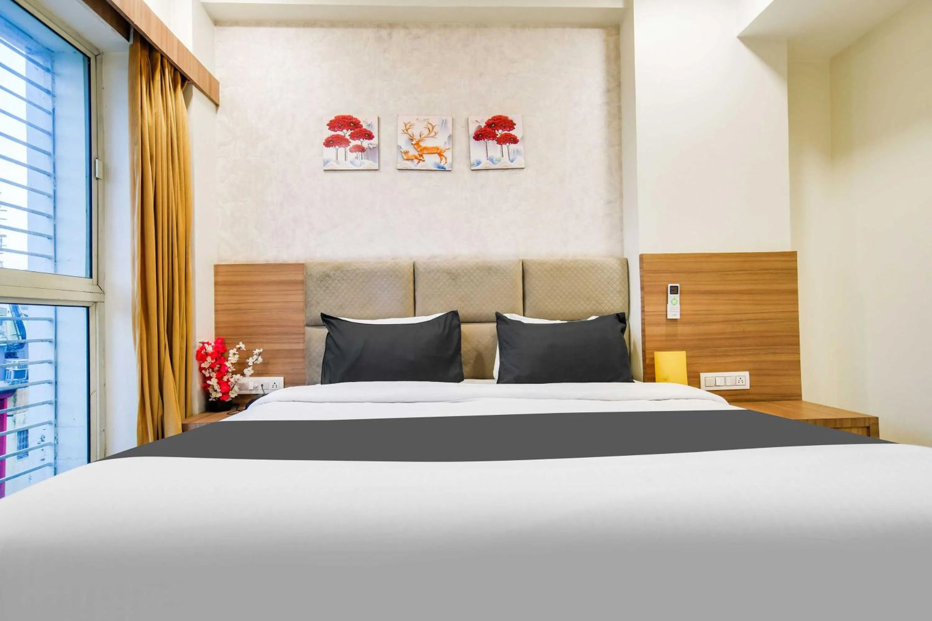 Bedroom, Bed in Townhouse Holkar Central Stadium Indore