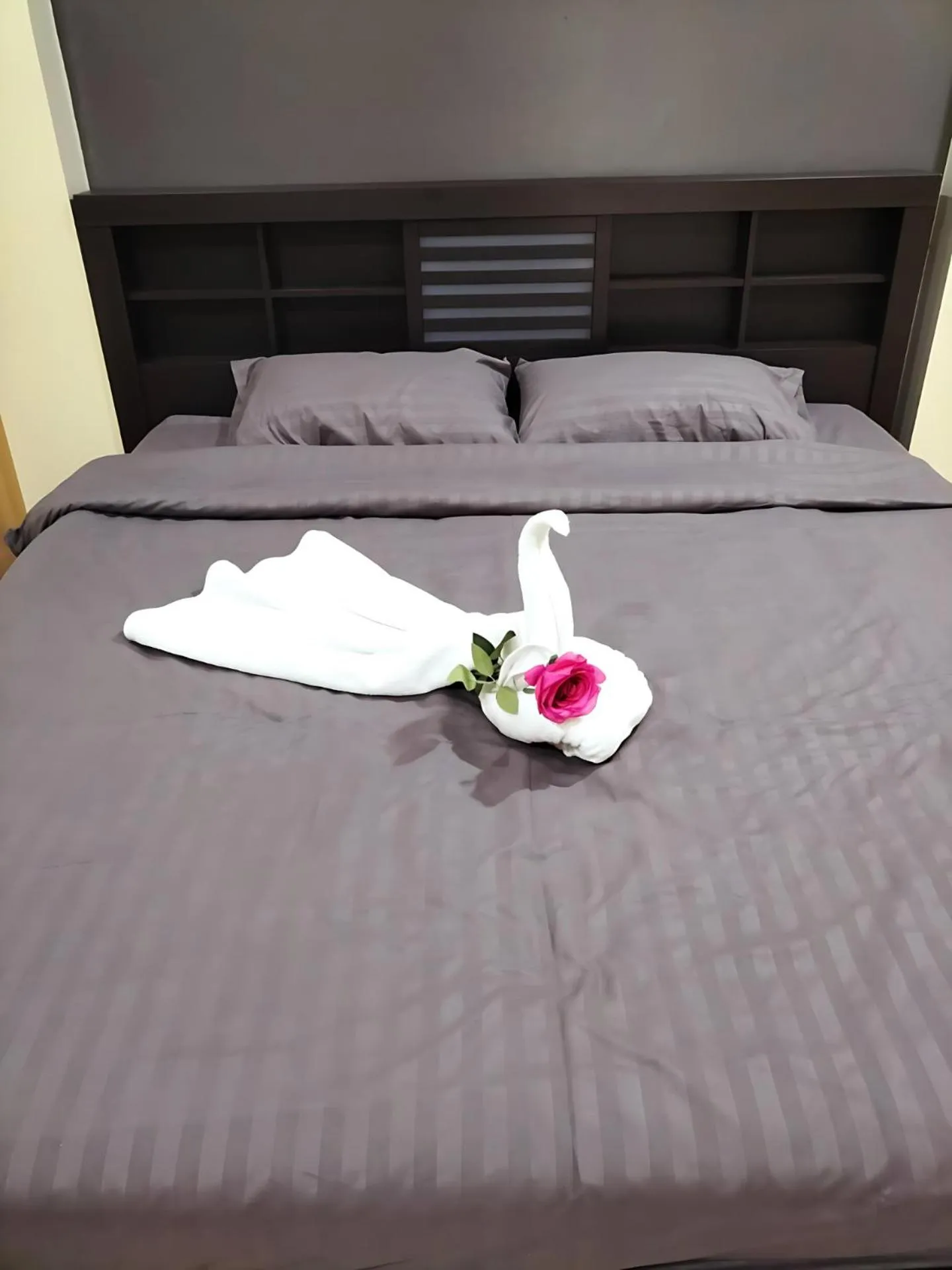 Bed in Hunter Hide Pool Villa