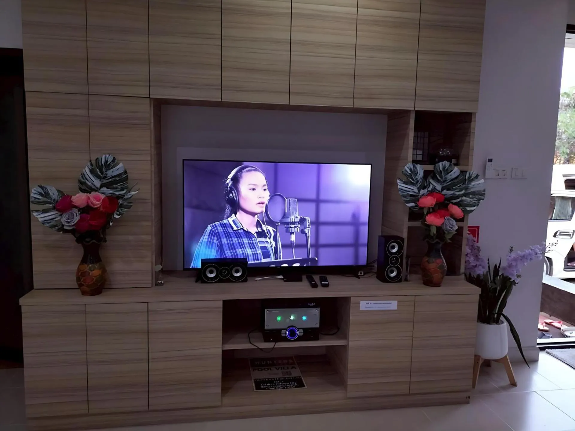 Communal lounge/ TV room in Hunter Hide Pool Villa