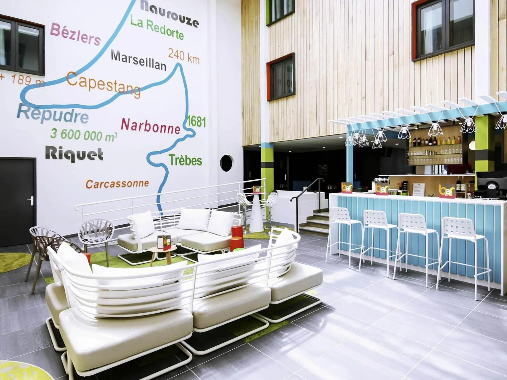 Lounge or bar in Ibis Styles Toulouse Labège