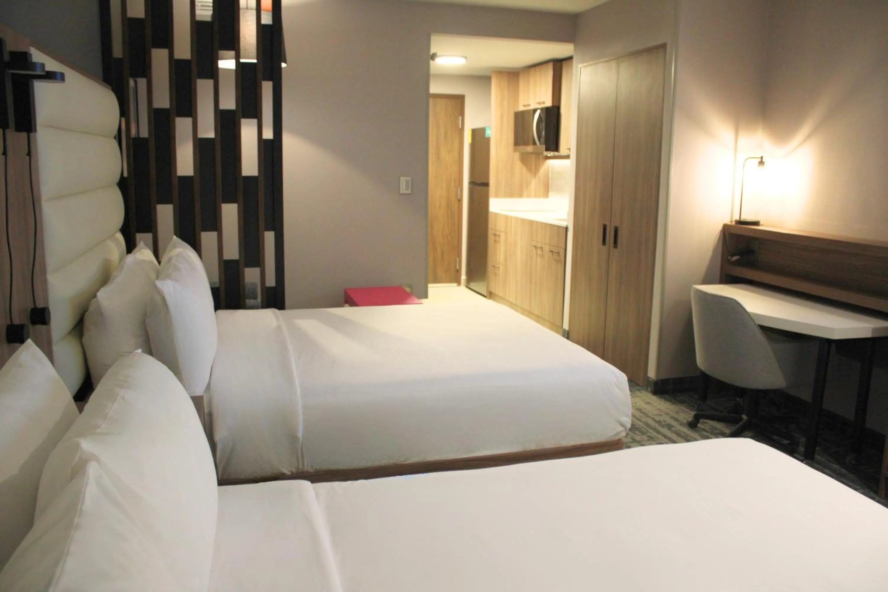 Photo of the whole room, Bed in Homewood Suites By Hilton Saltillo