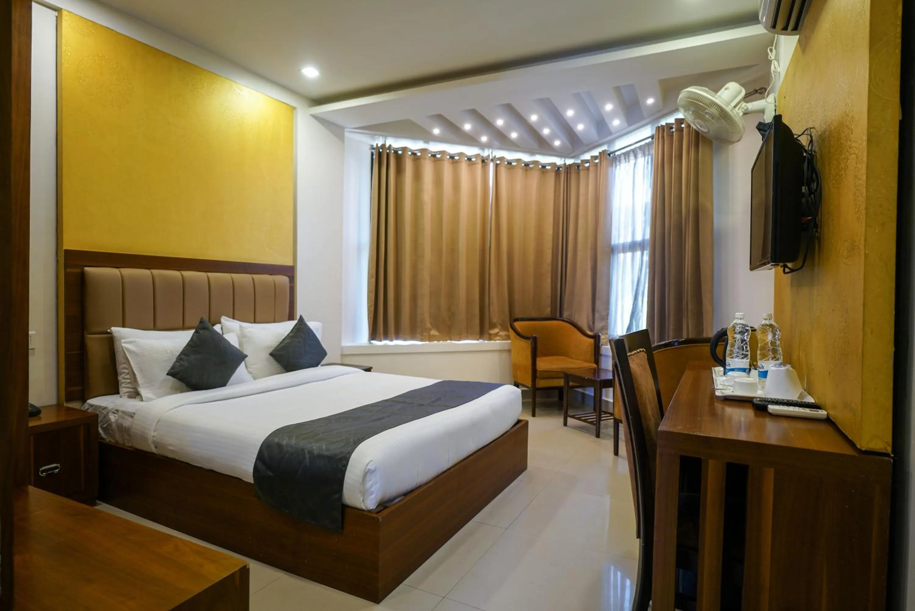 Bedroom, Bed in Royal Plaza Glitz Inn