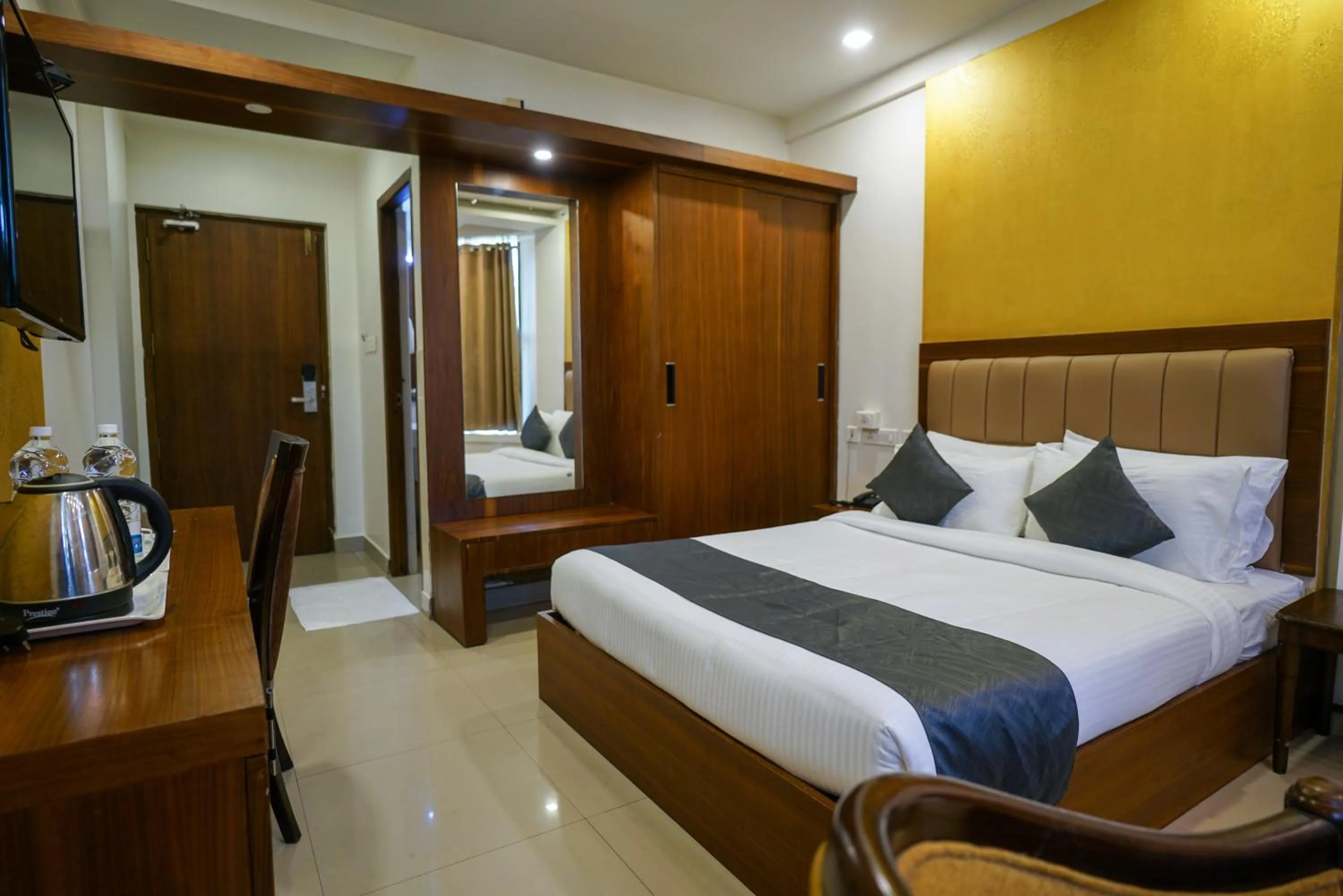 Bedroom, Bed in Royal Plaza Glitz Inn