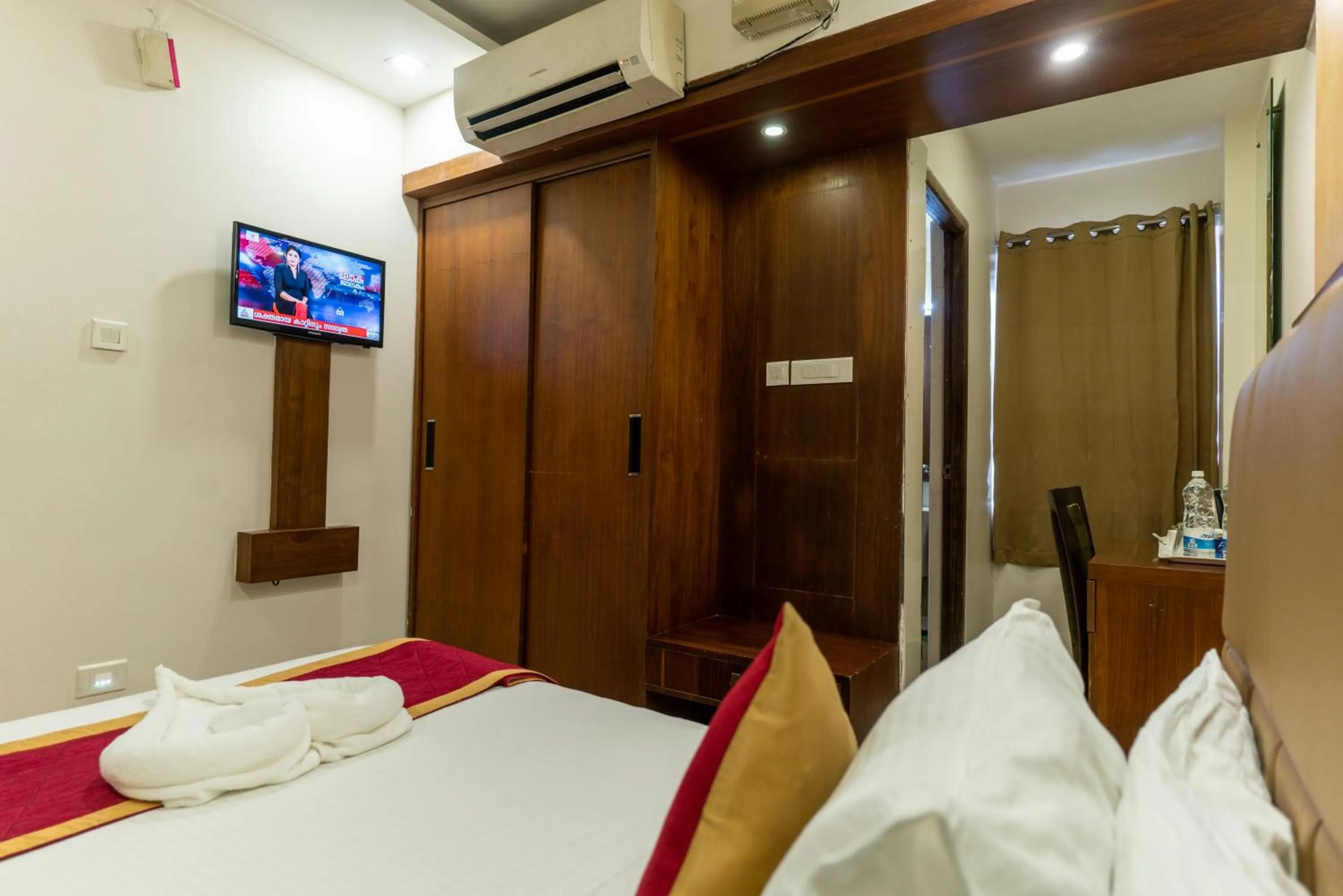 Bedroom, Bed in Royal Plaza Glitz Inn