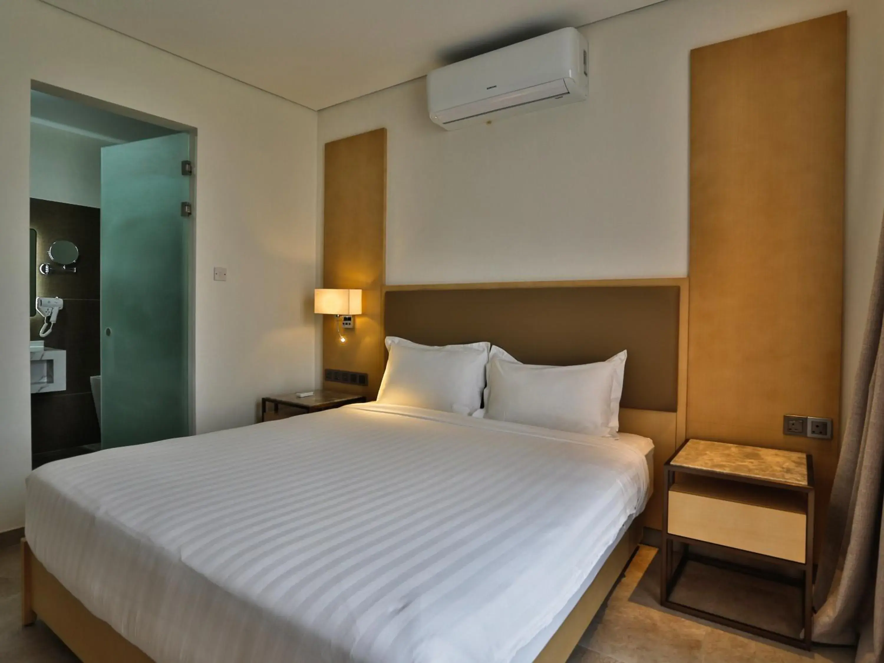 Deluxe King Room - single occupancy in 38 on Boulders Hotel Deluxe King Room - single occupancy in 38 on Boulders Hotel