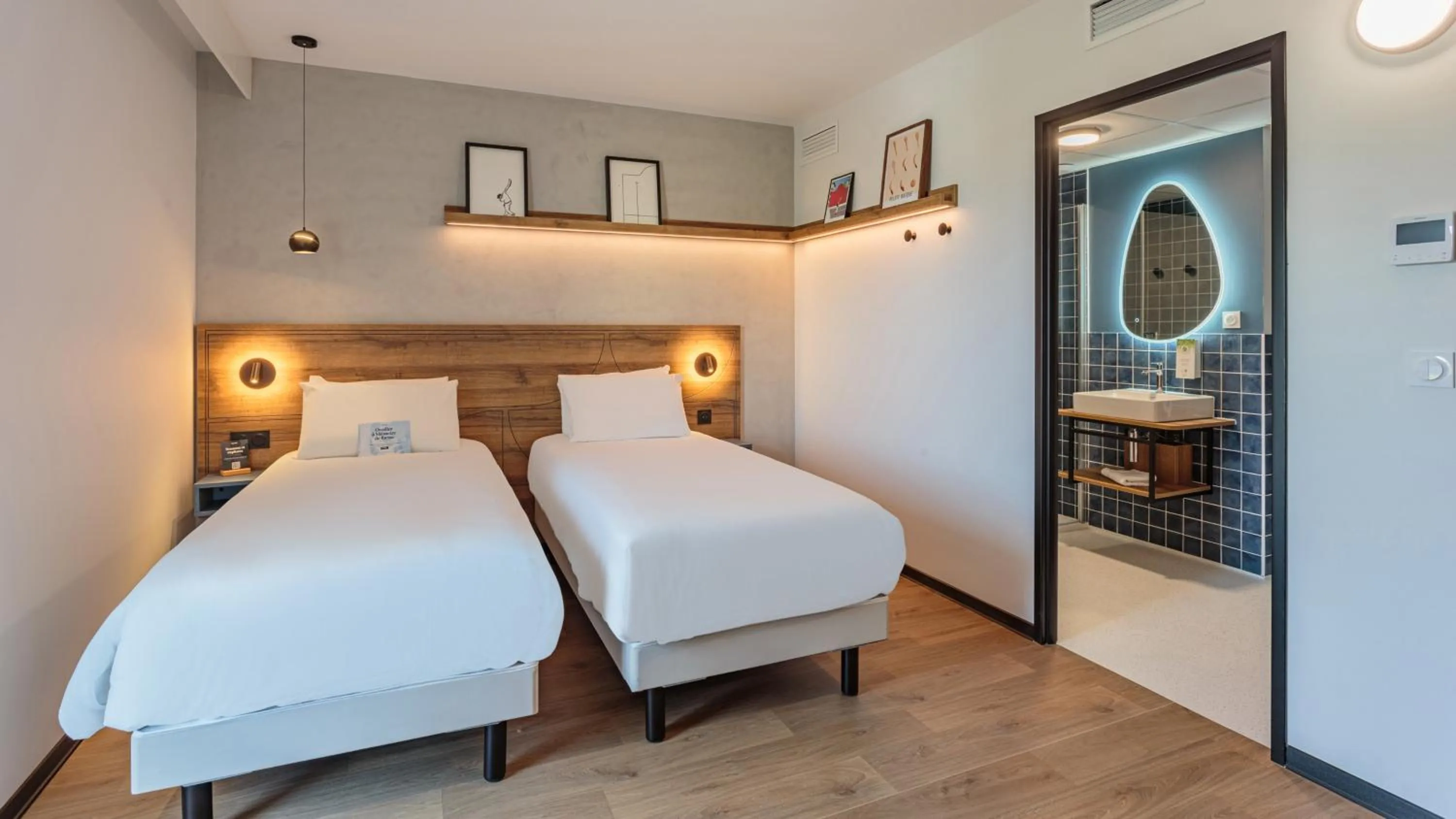 Bathroom, Bed in KYRIAD DAX - Saint Paul lès Dax