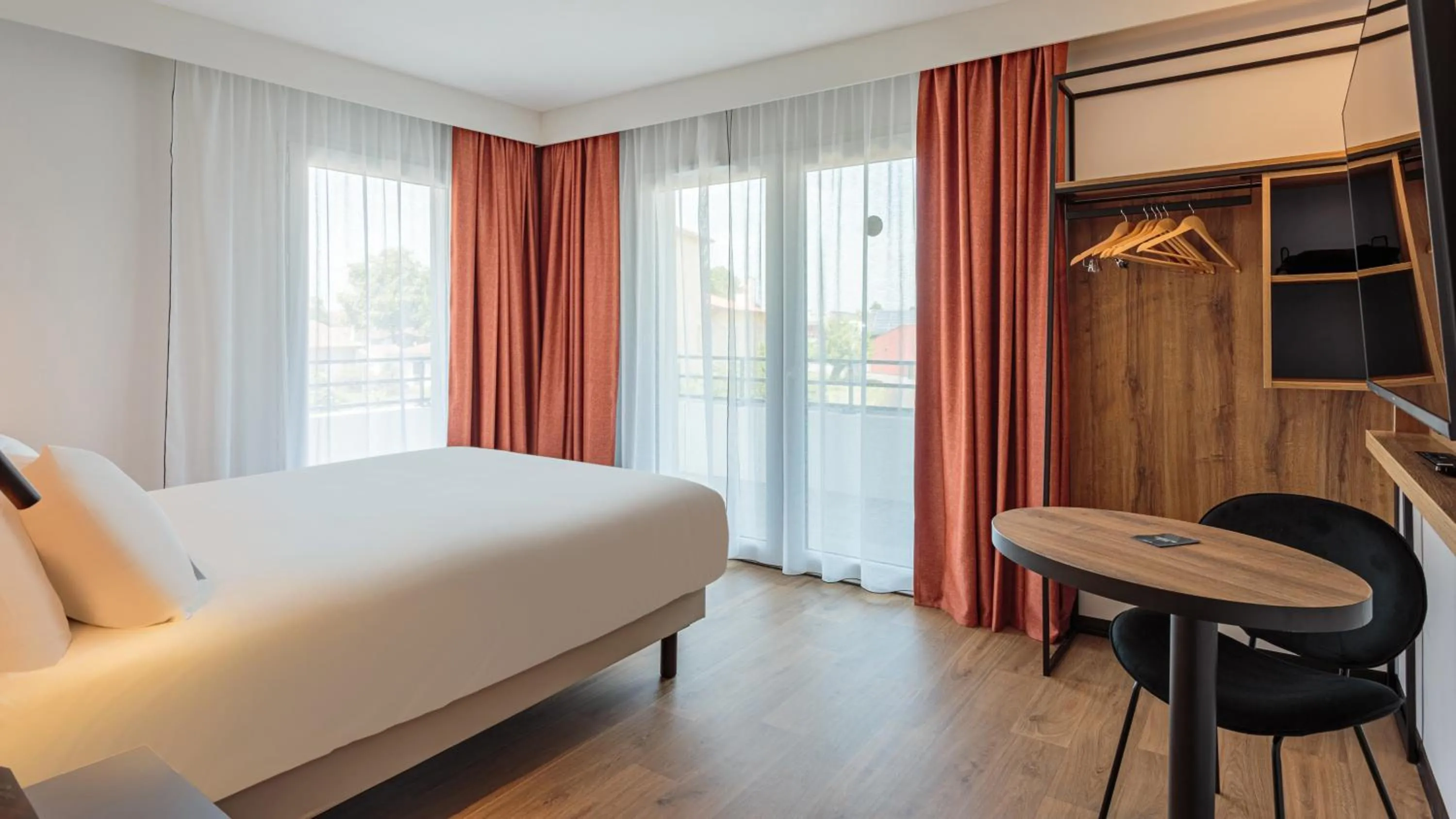 Balcony/Terrace, Bed in KYRIAD DAX - Saint Paul lès Dax