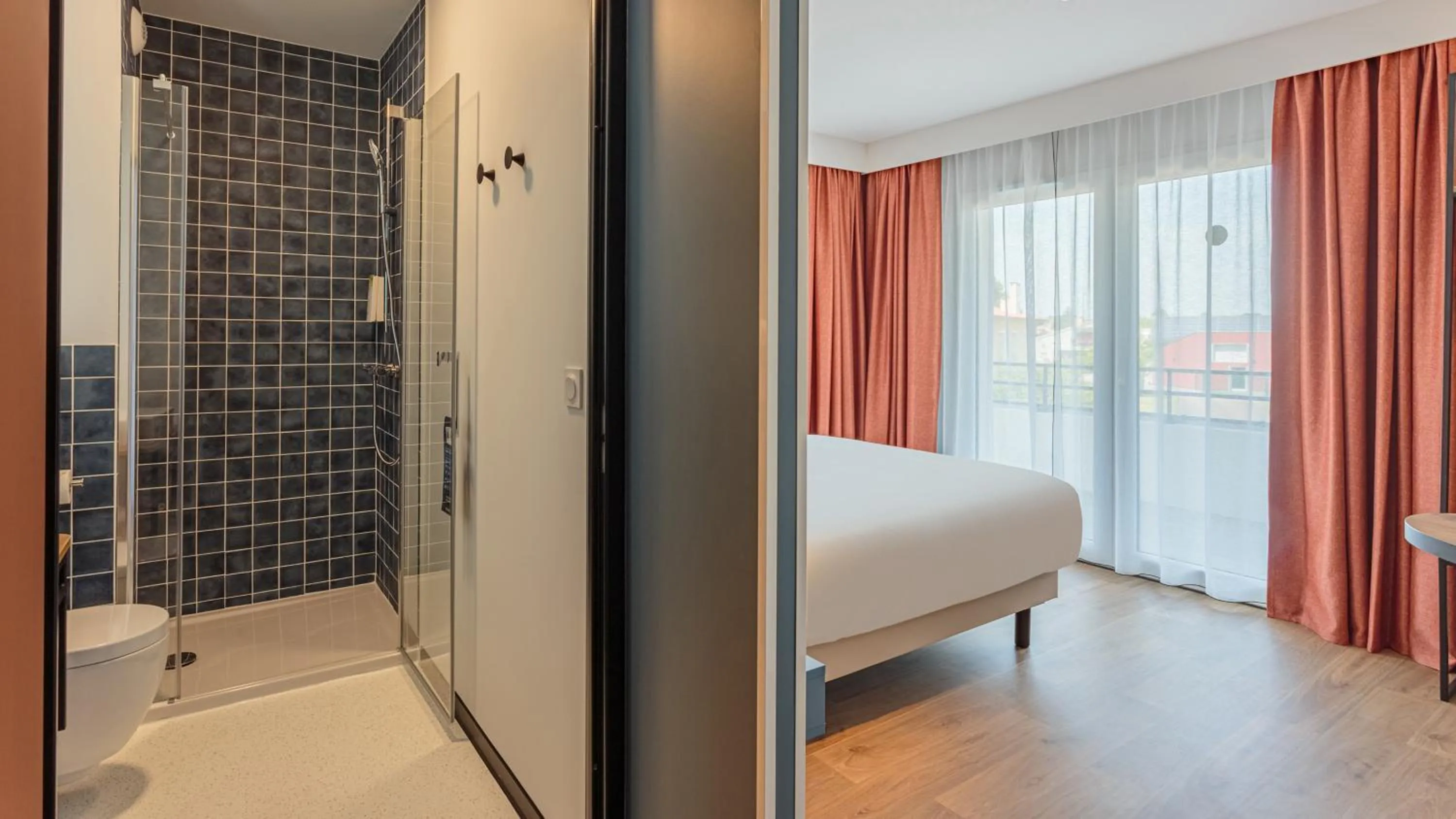 Bathroom, Bed in KYRIAD DAX - Saint Paul lès Dax