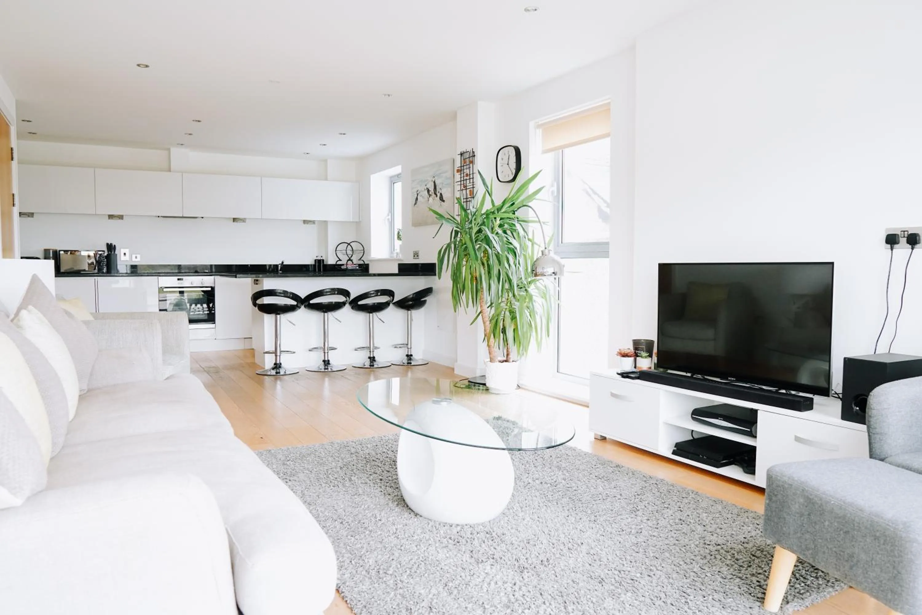 Kitchen or kitchenette in Azure 7 Apartment