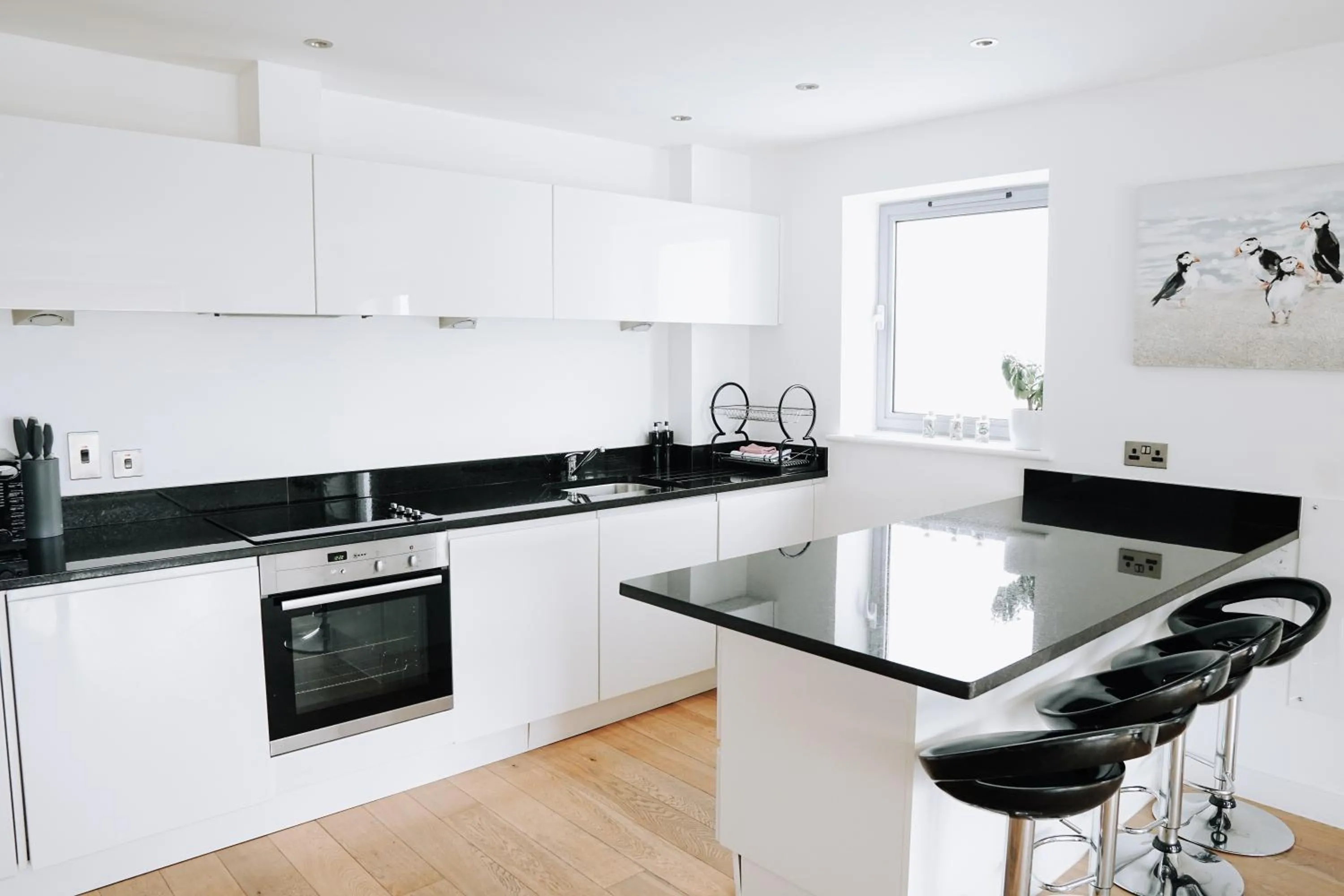 Kitchen or kitchenette in Azure 7 Apartment
