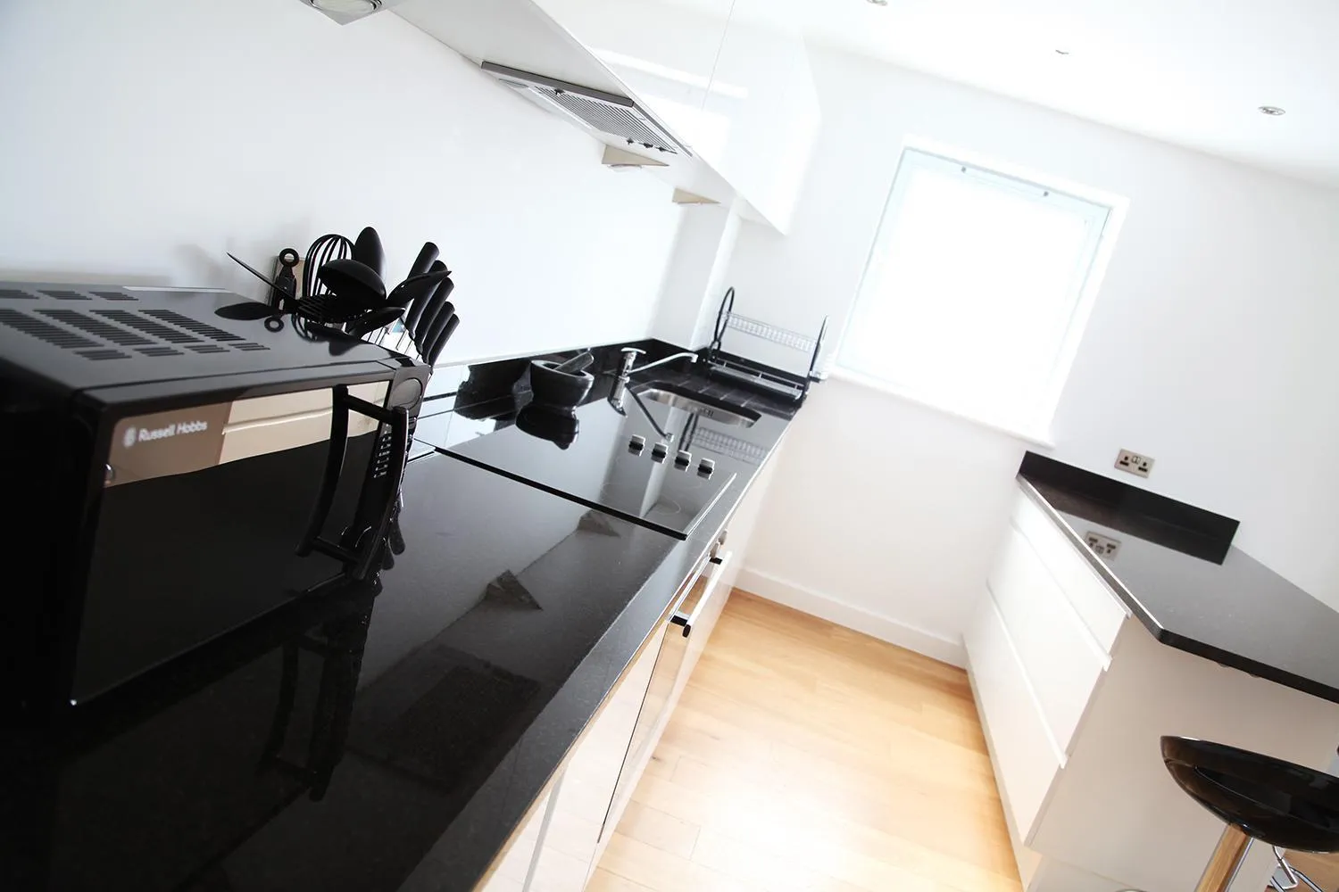 Kitchen or kitchenette in Azure 7 Apartment
