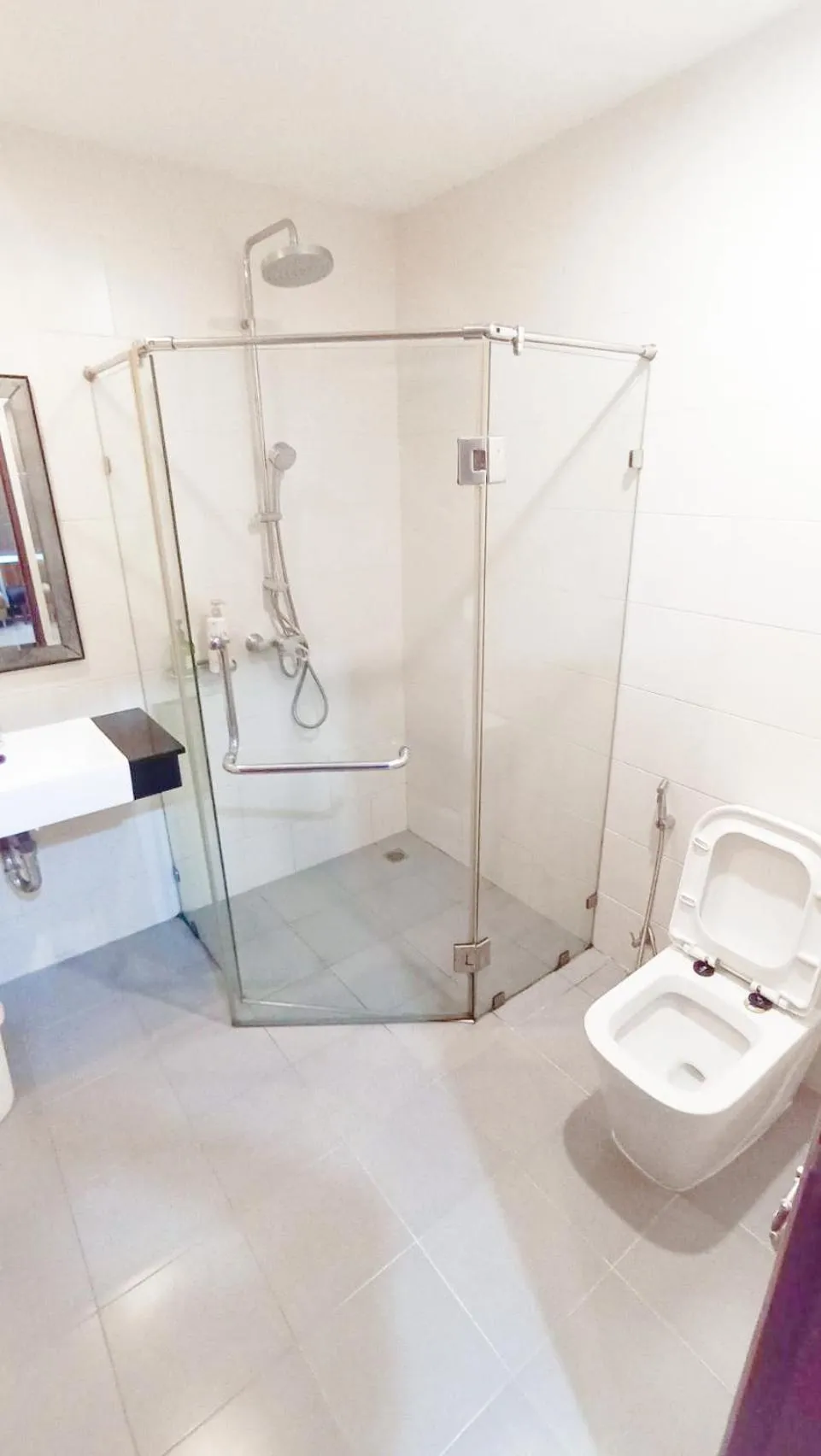 Shower in XX Yon INN Sukhumvit 4- BTS Nana