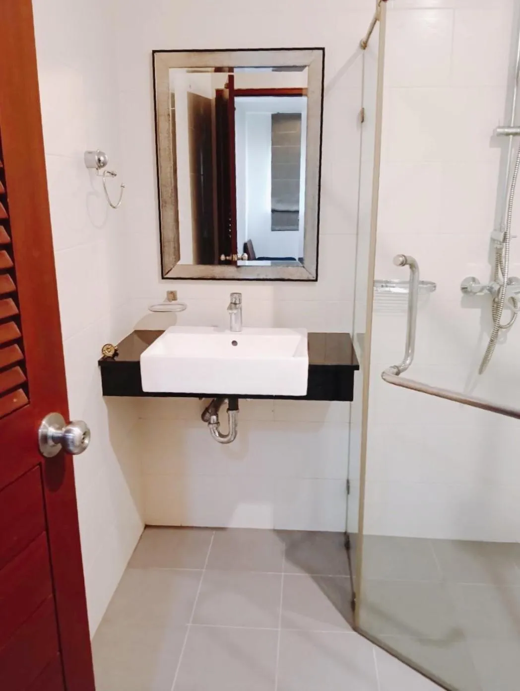 Shower in XX Yon INN Sukhumvit 4- BTS Nana