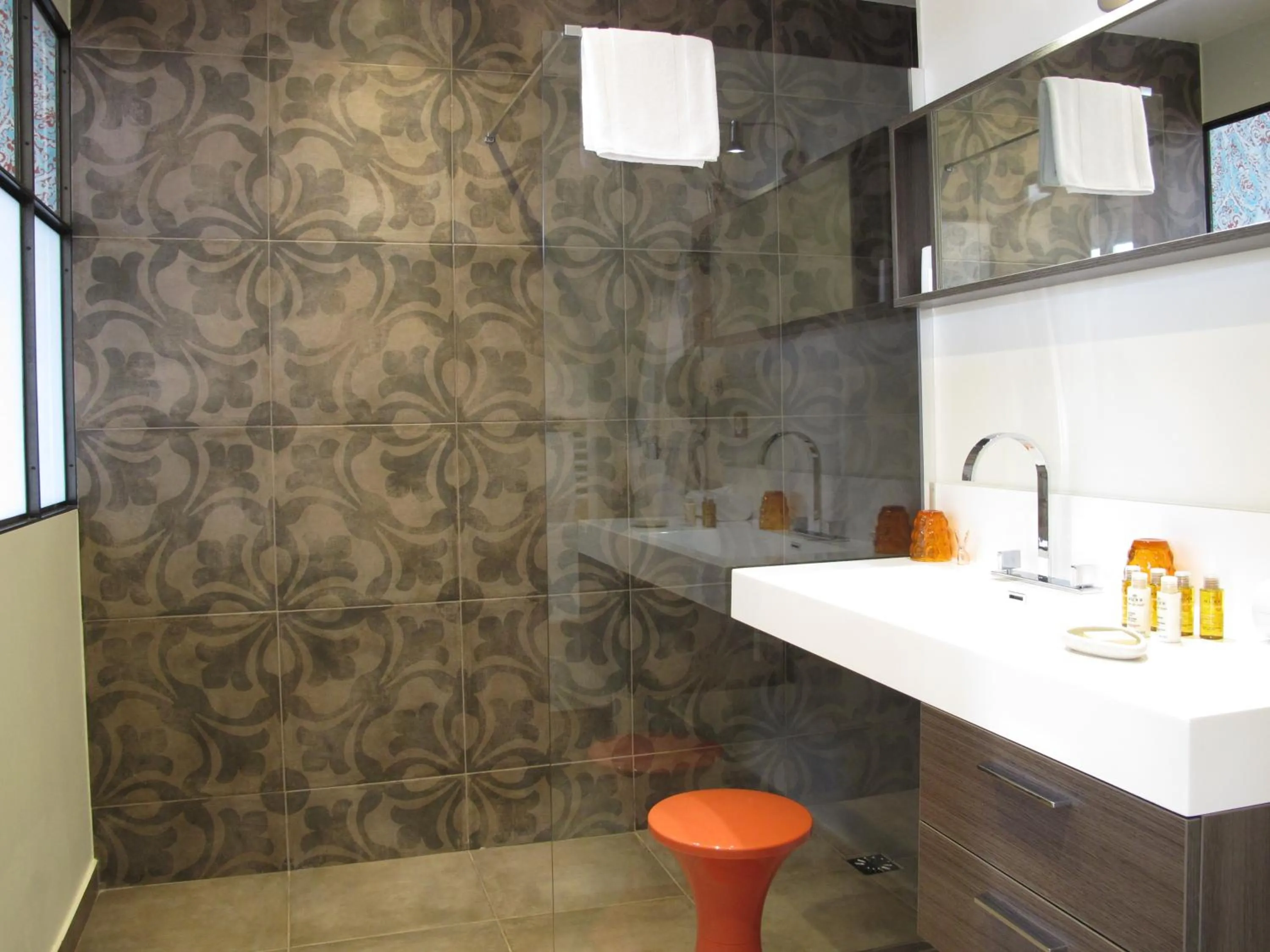 Shower in La Cour Des Sens