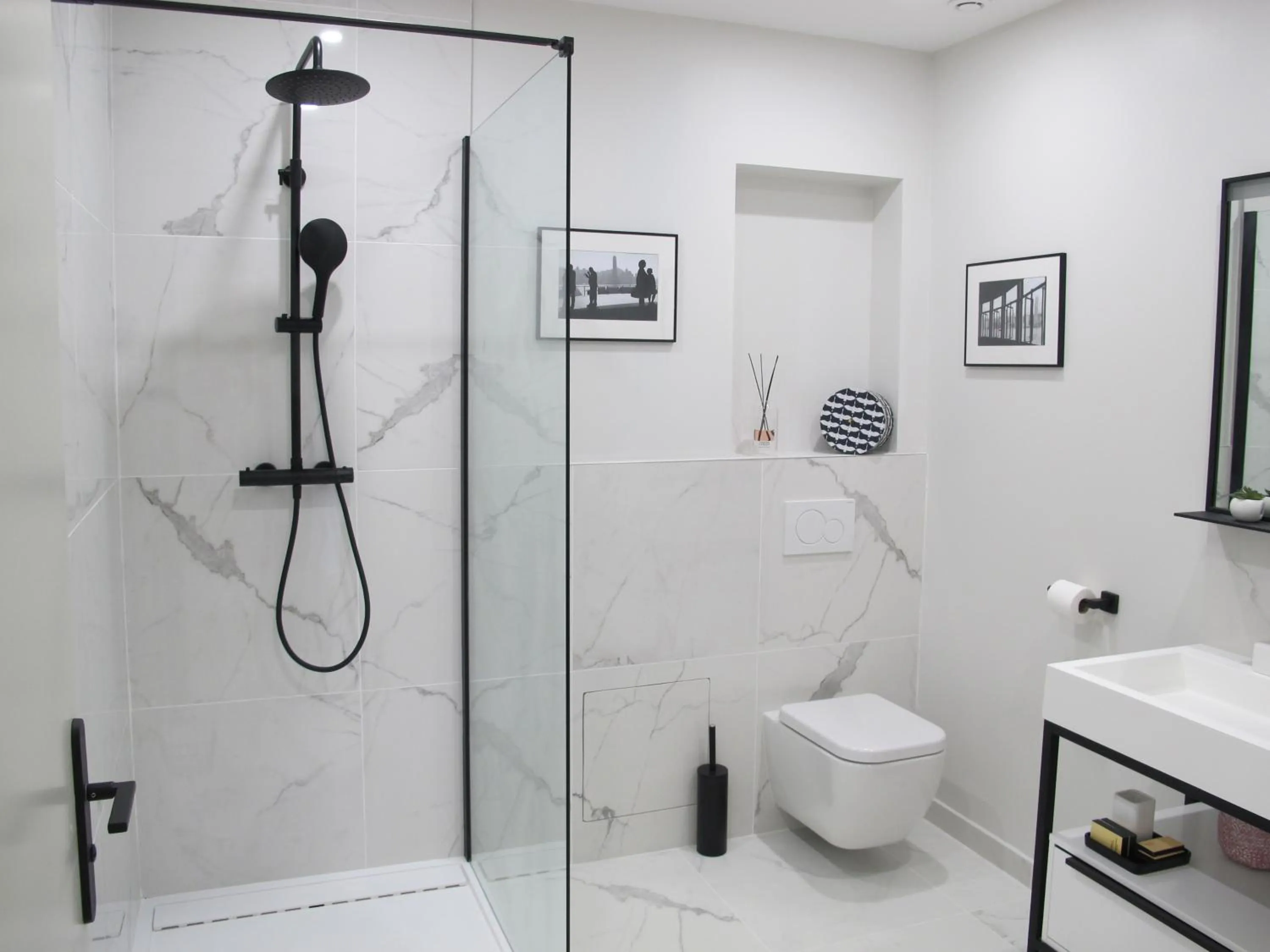 Shower in La Cour Des Sens