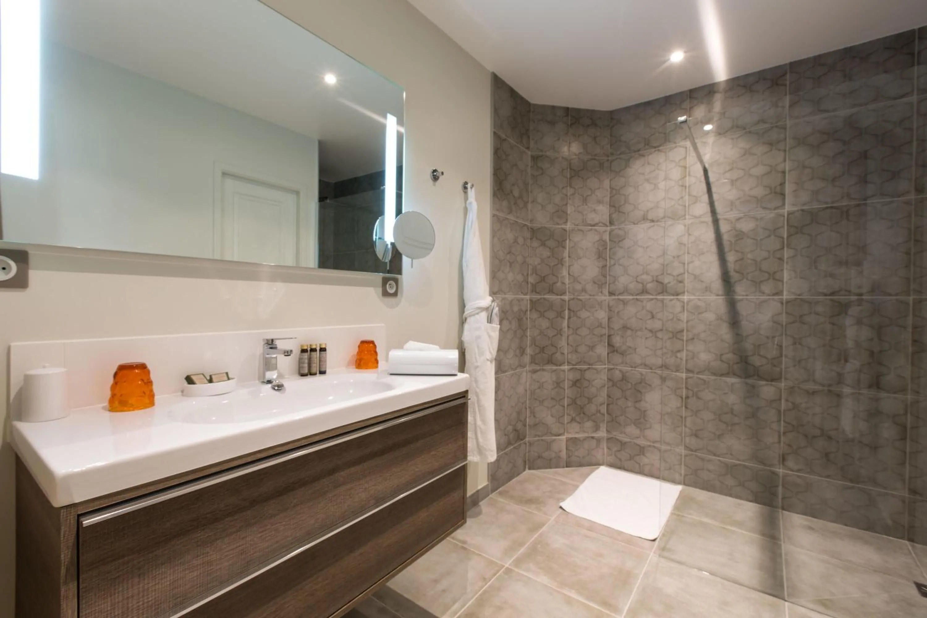 Other in La Cour Des Sens