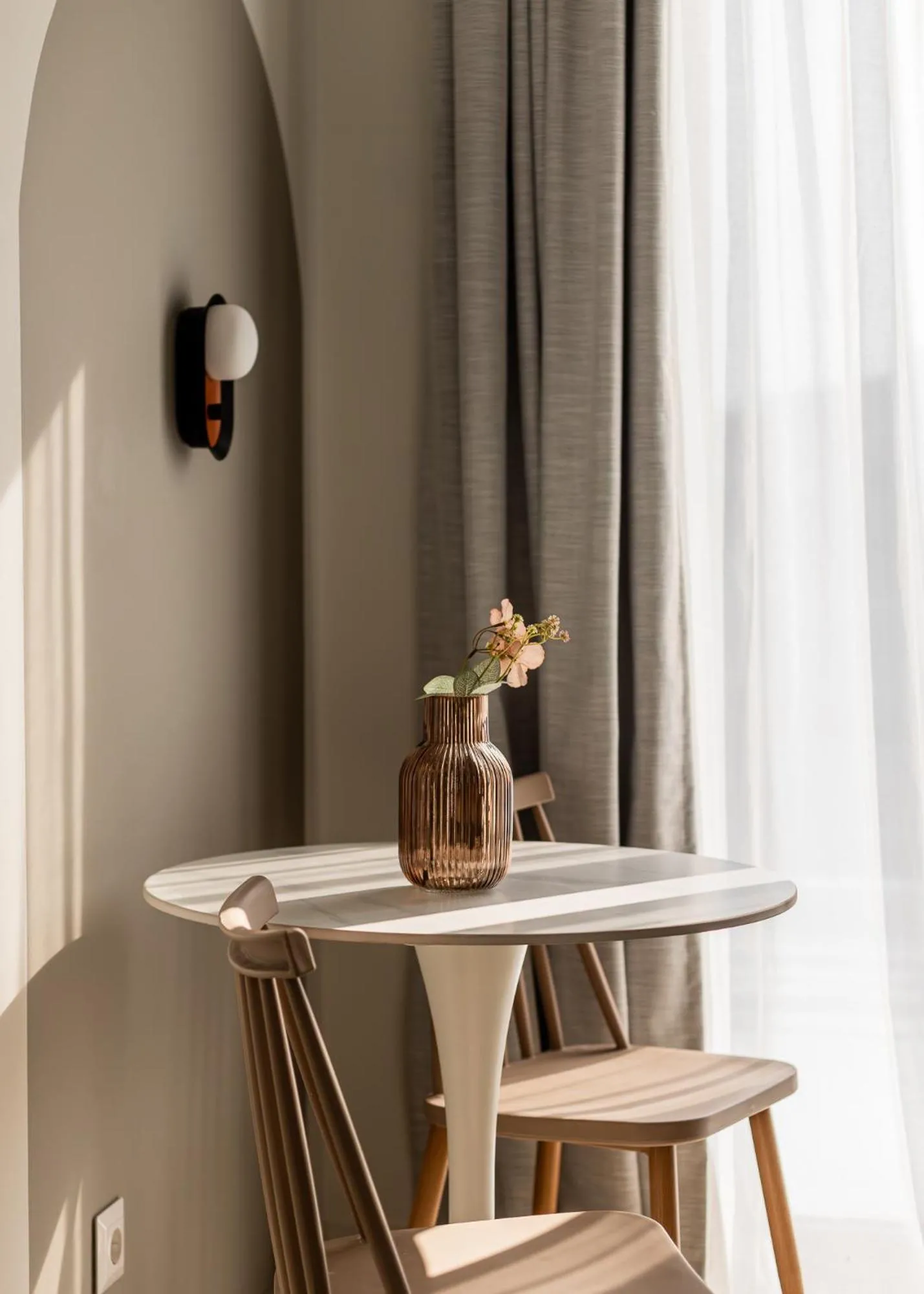 Dining area in Sol by Zoia Living