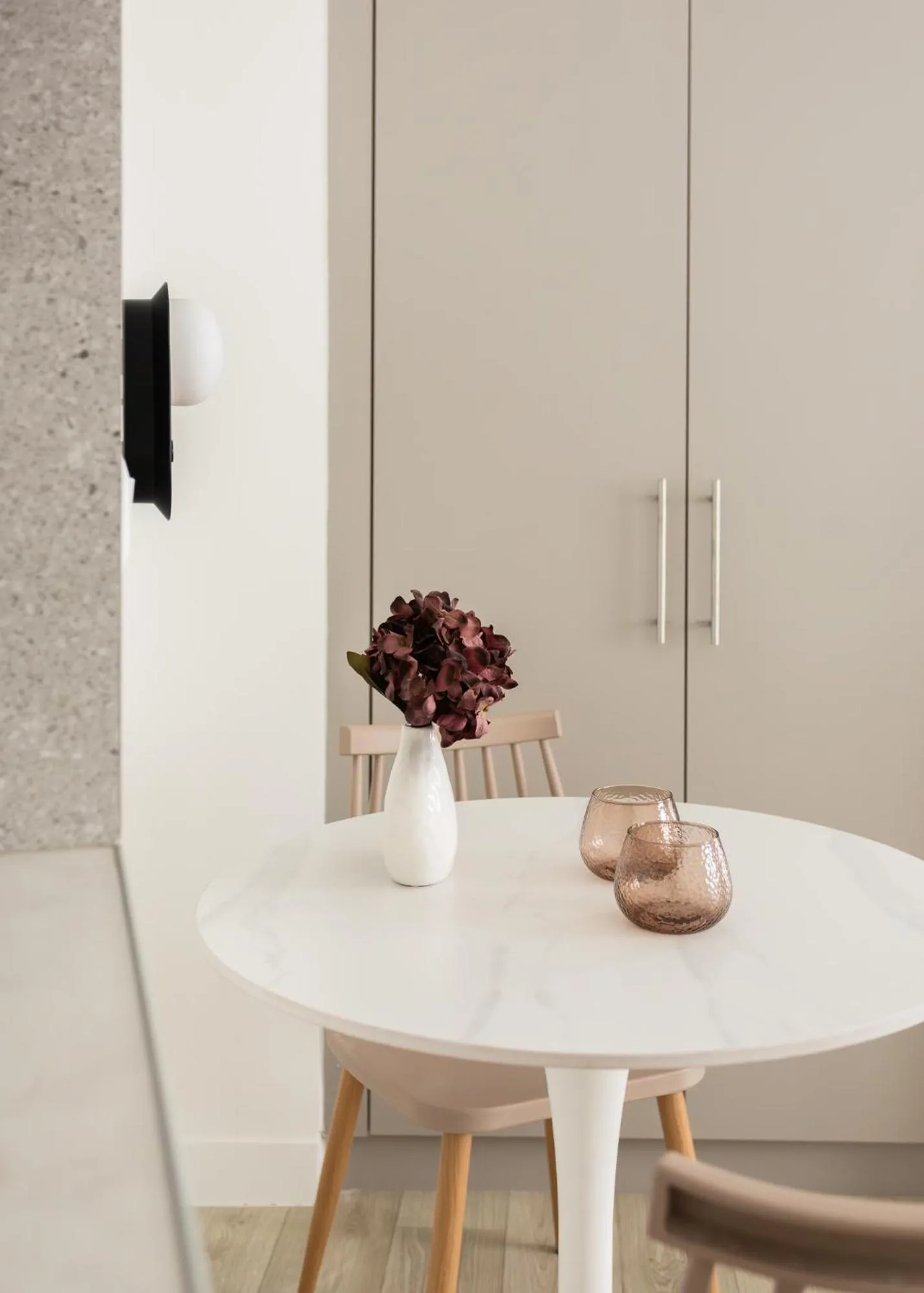Dining area in Sol by Zoia Living
