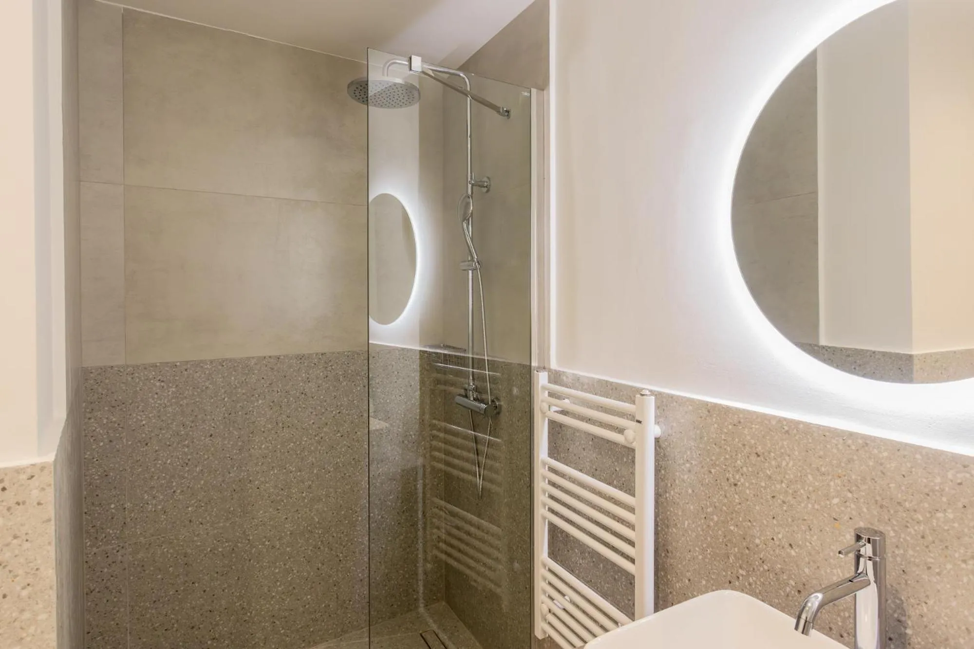 Shower in Sol by Zoia Living