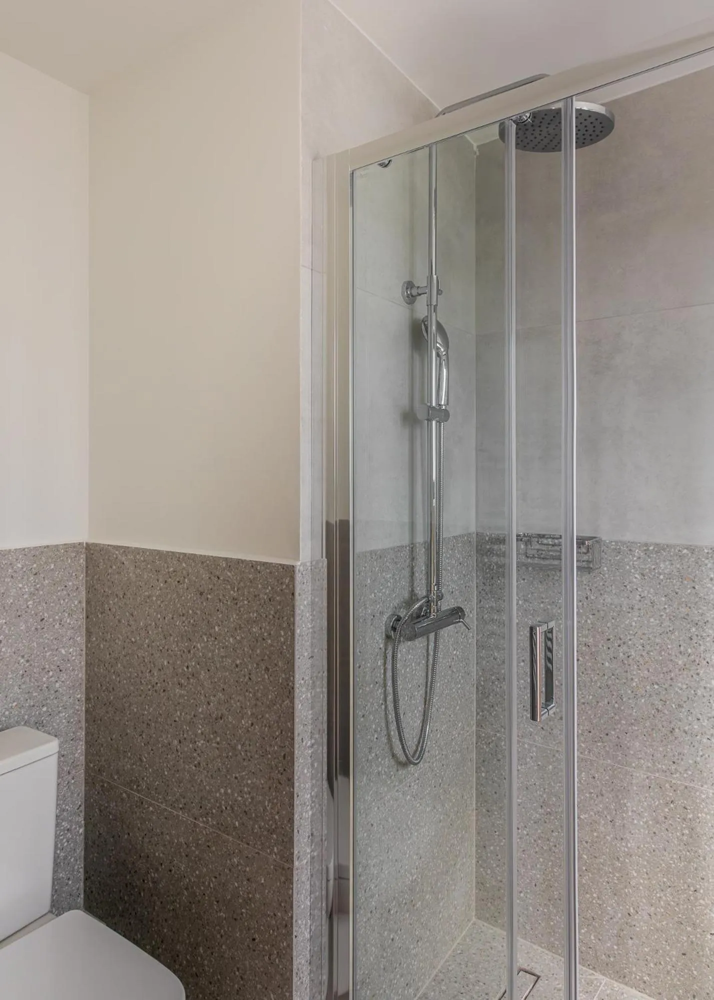 Shower in Sol by Zoia Living