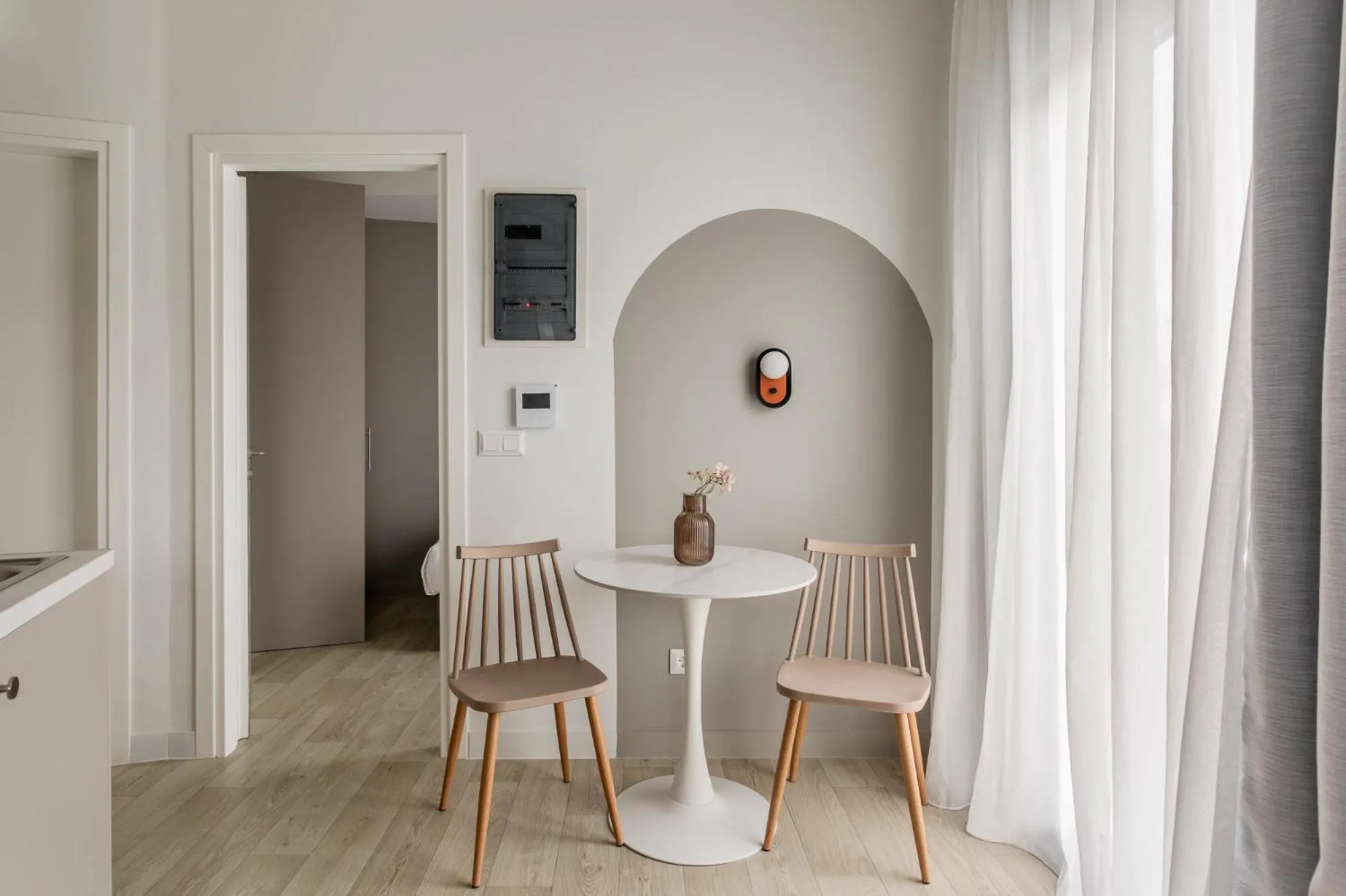 Dining area in Sol by Zoia Living