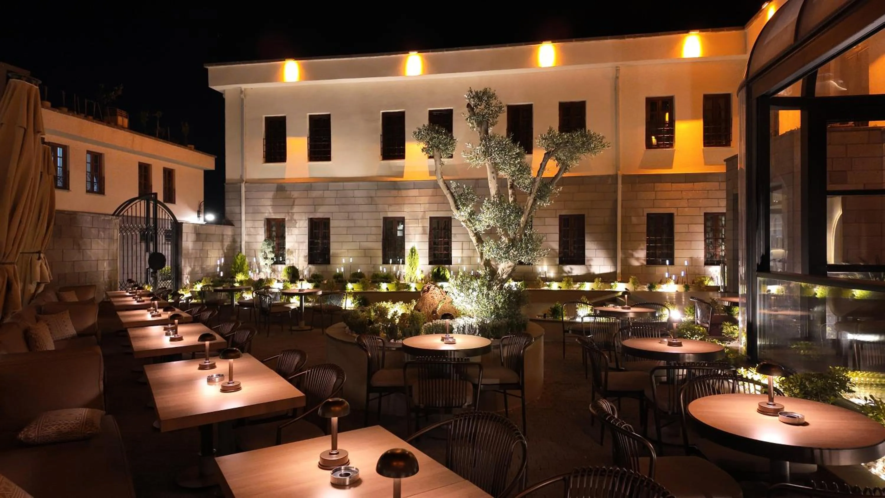 Restaurant/places to eat in Rempart Hotel
