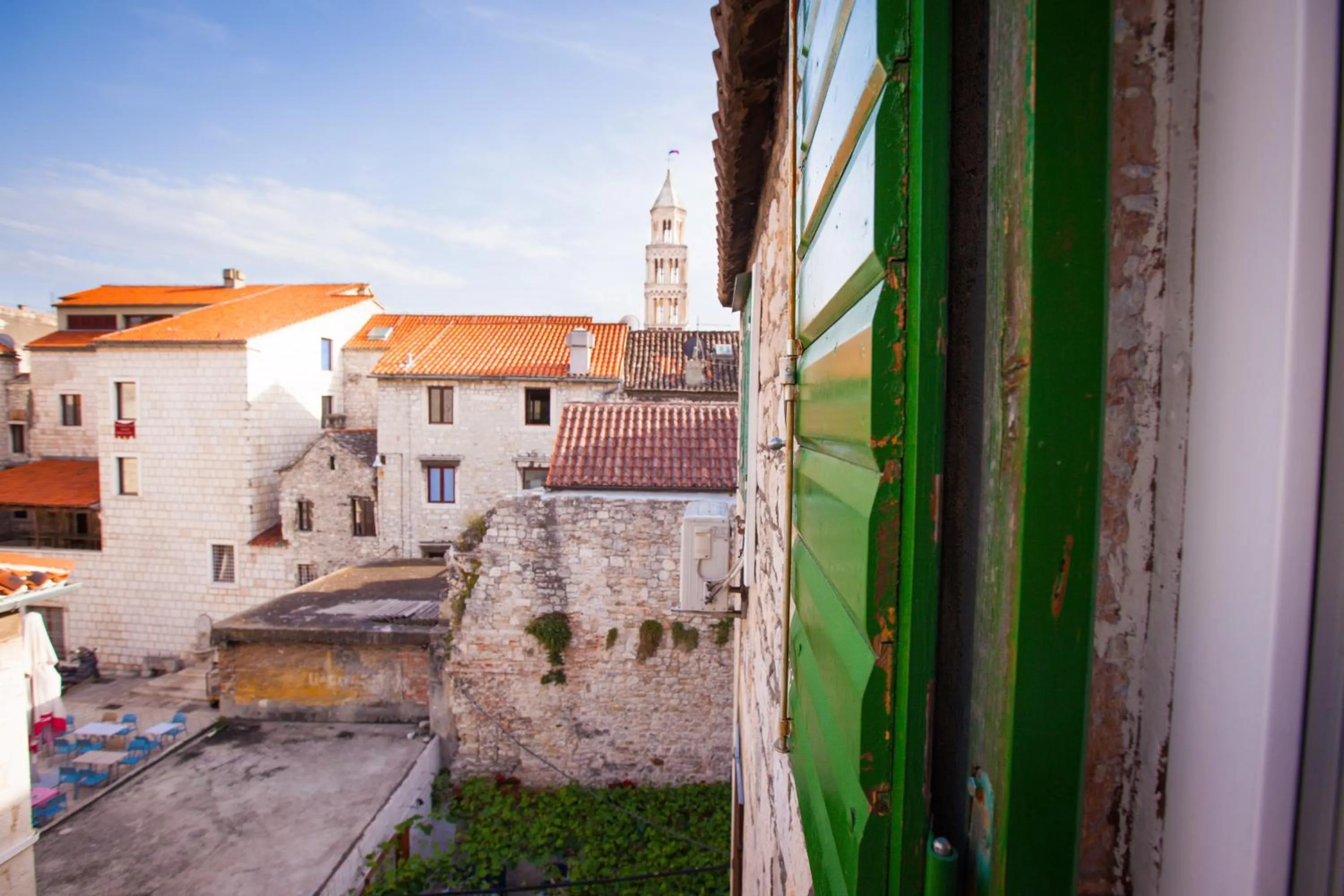 Property building in Golden Gate Dream Rooms