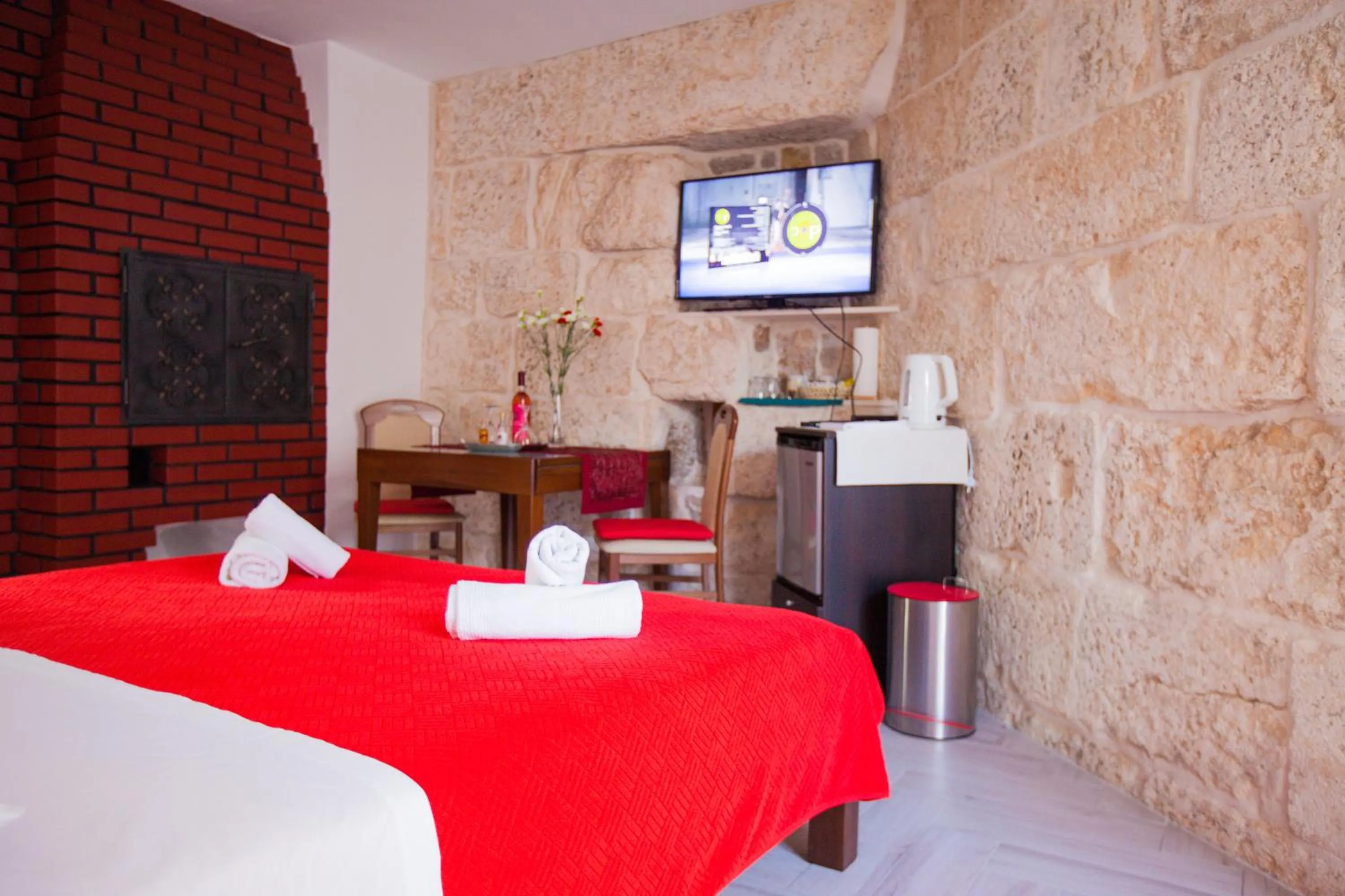 Bed in Golden Gate Dream Rooms