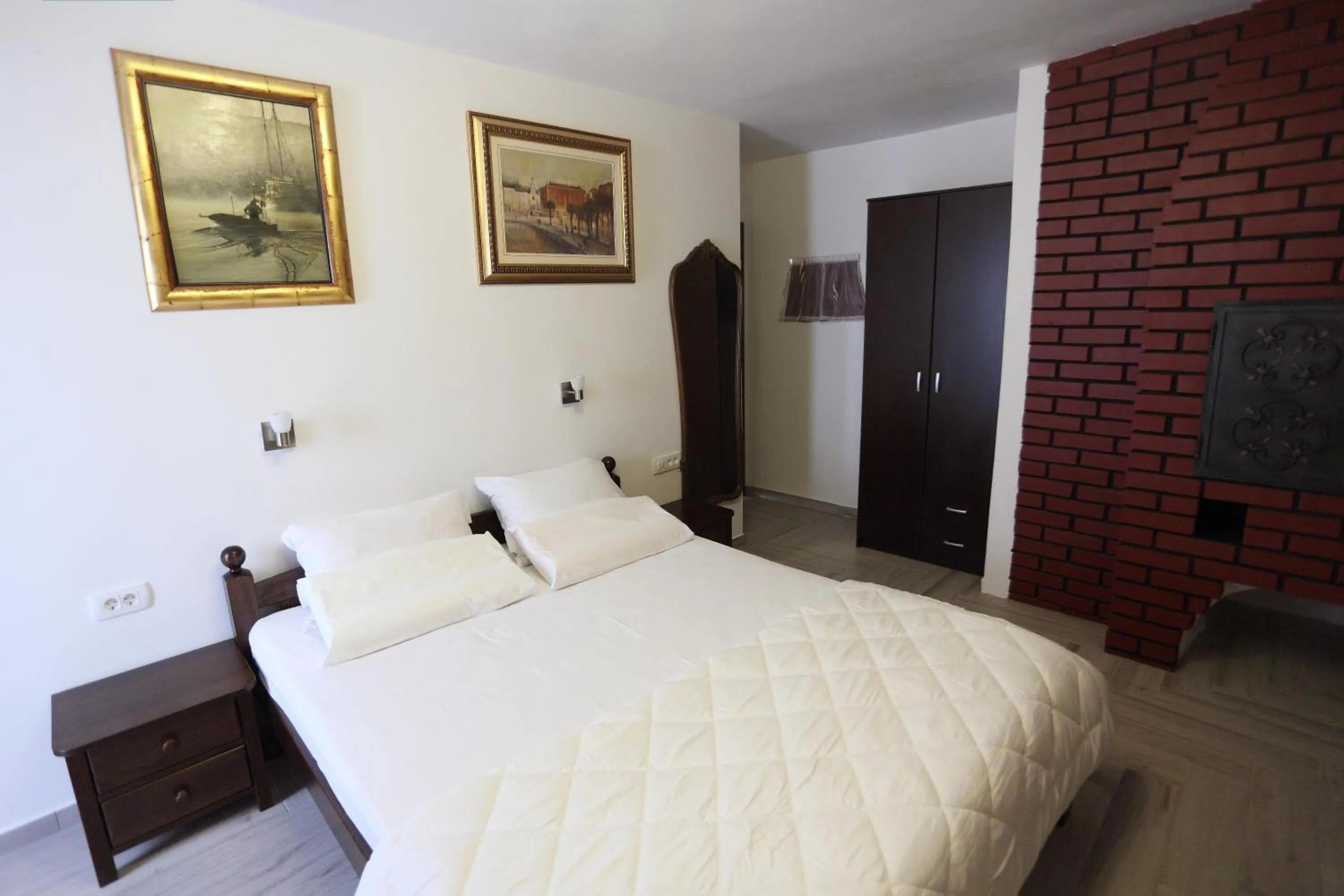 Bed in Golden Gate Dream Rooms