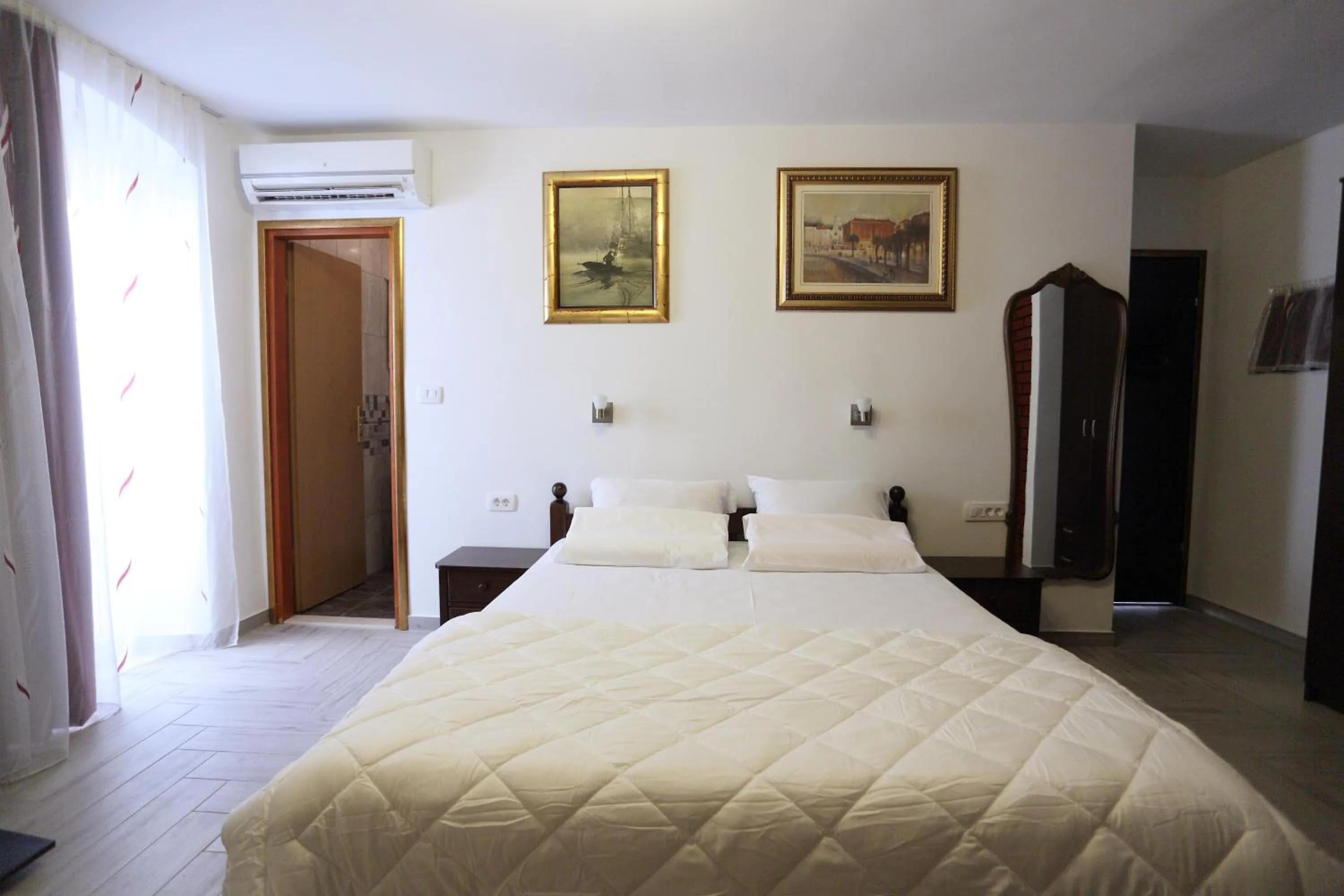 Bed in Golden Gate Dream Rooms