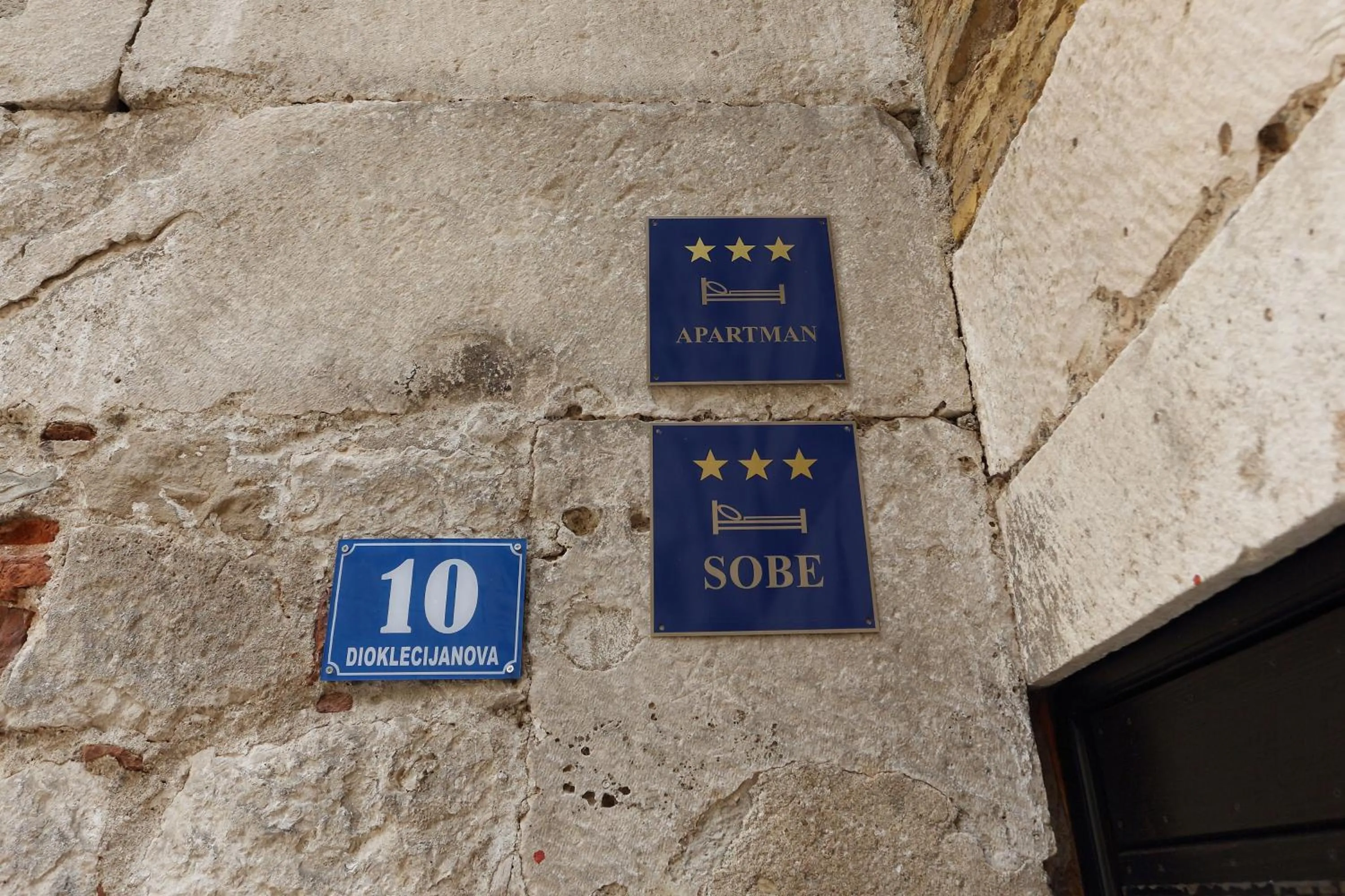 Facade/entrance in Golden Gate Dream Rooms