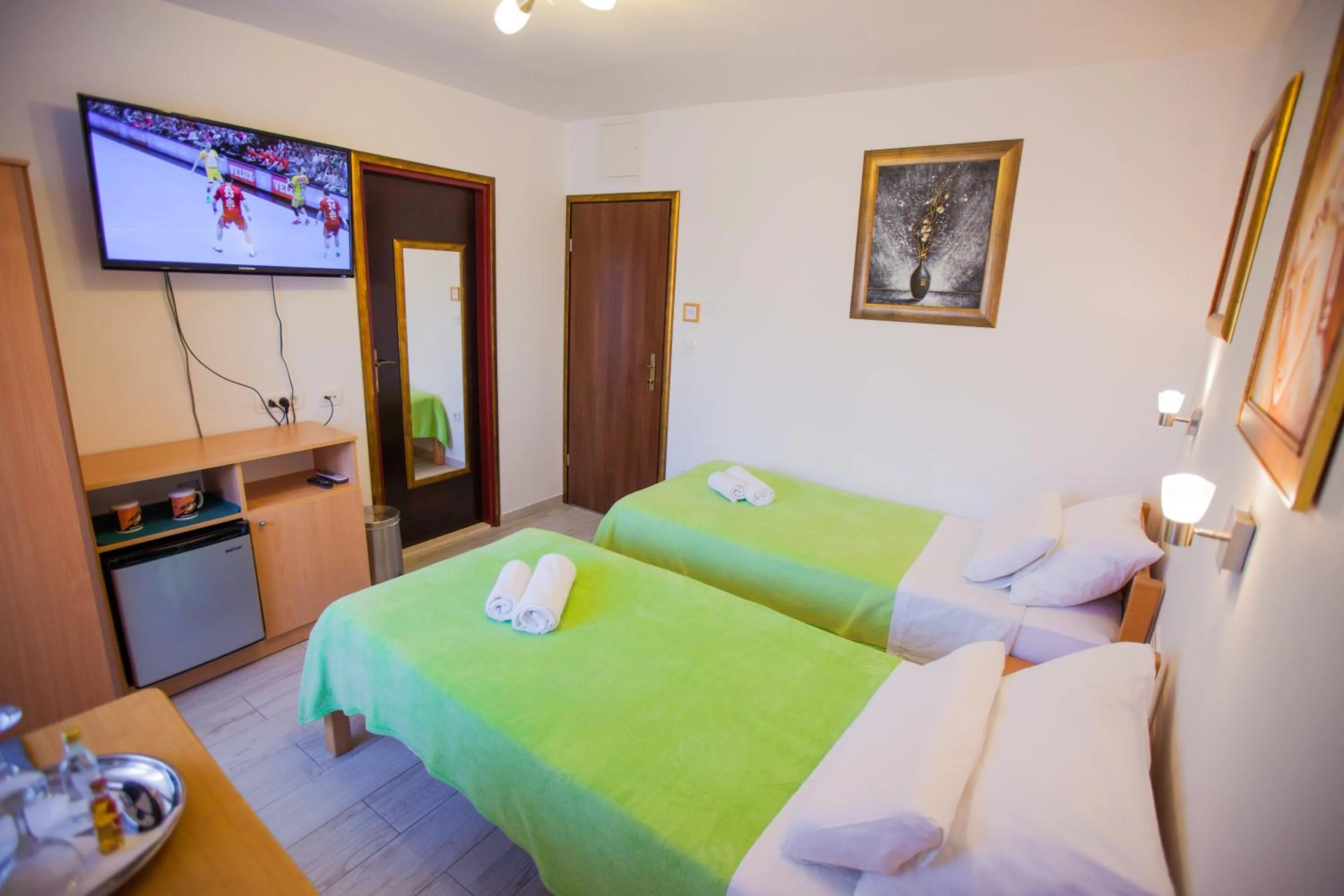 Bed in Golden Gate Dream Rooms