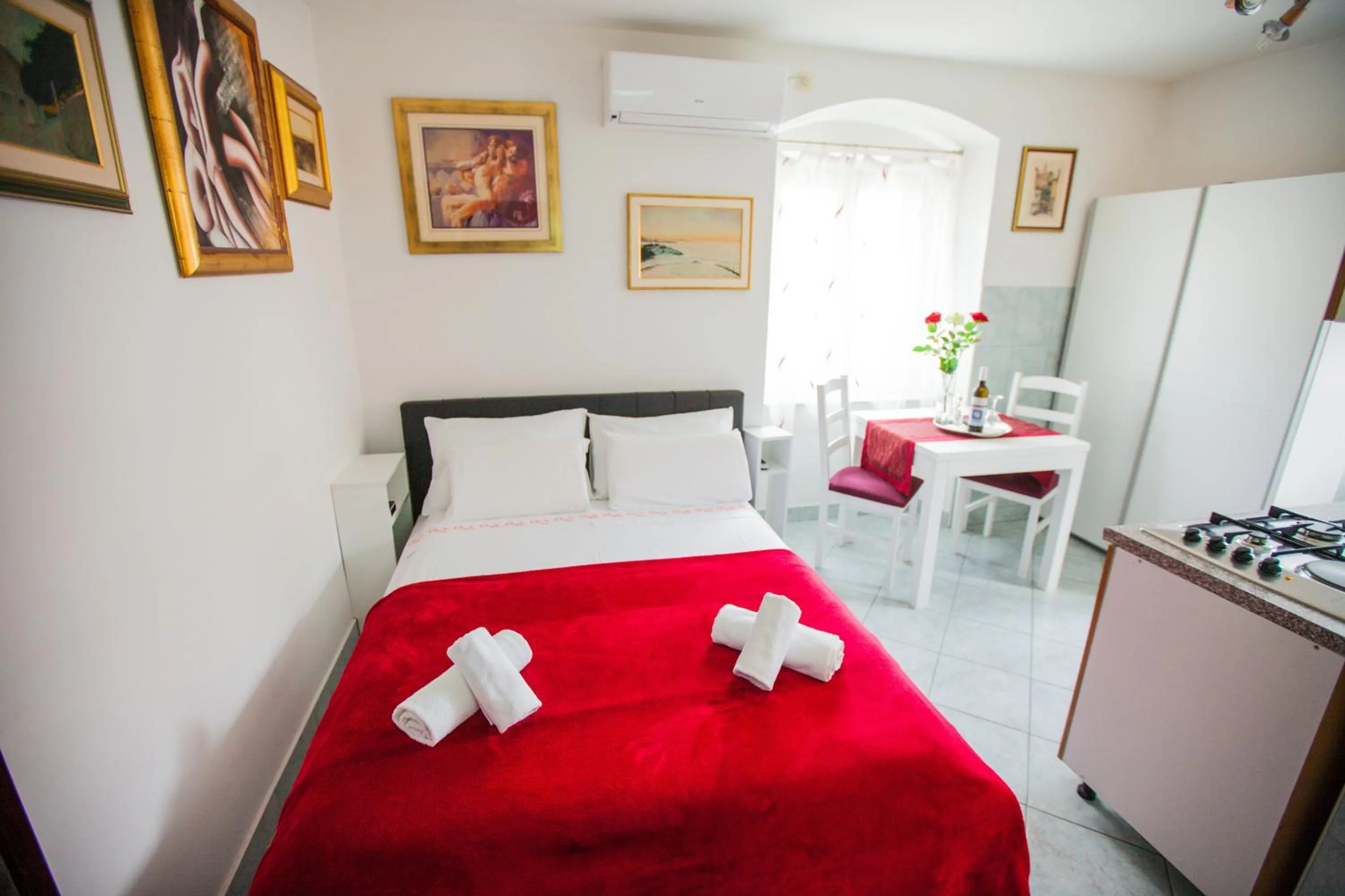 Bed in Golden Gate Dream Rooms