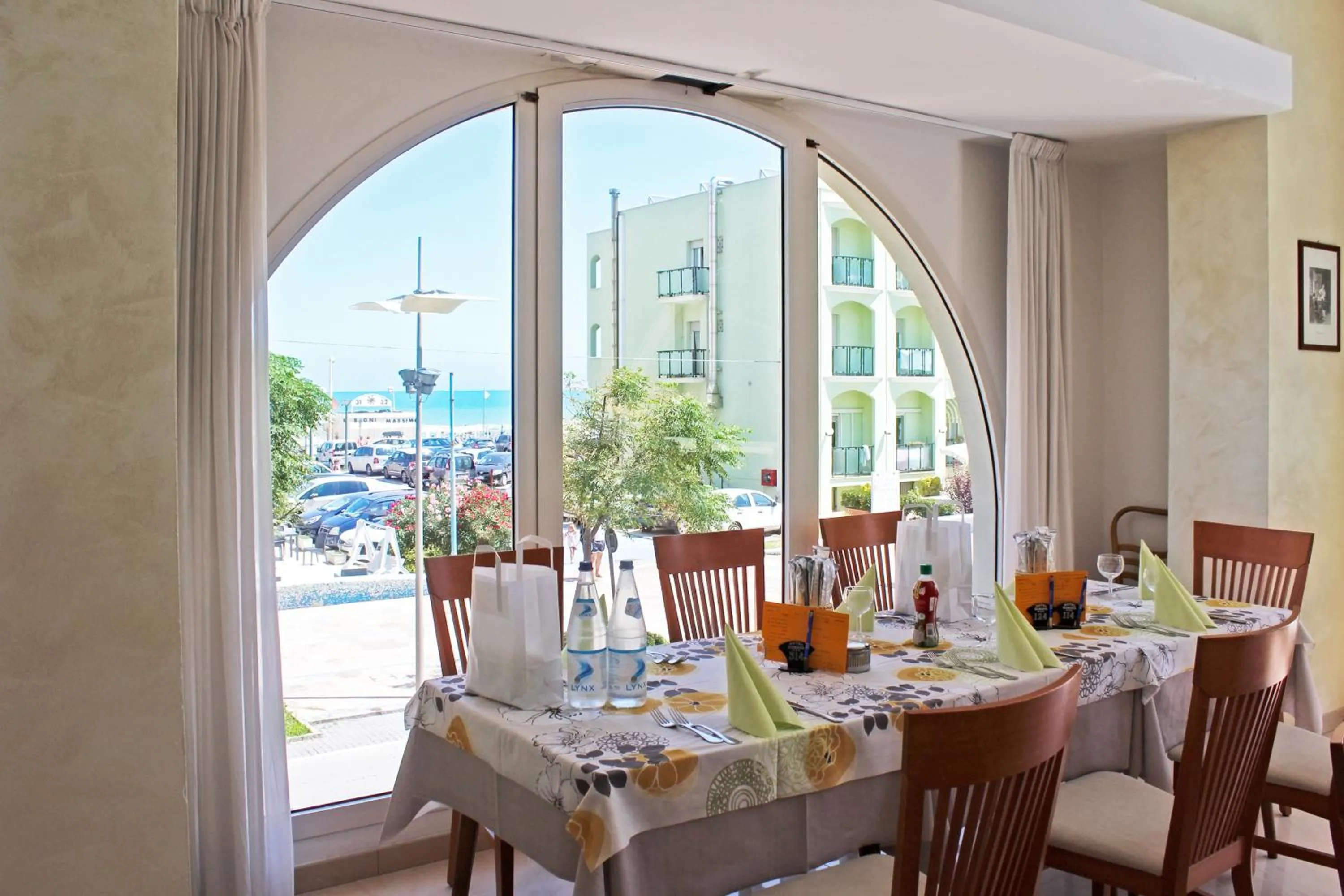 Restaurant/places to eat in Hotel Europa