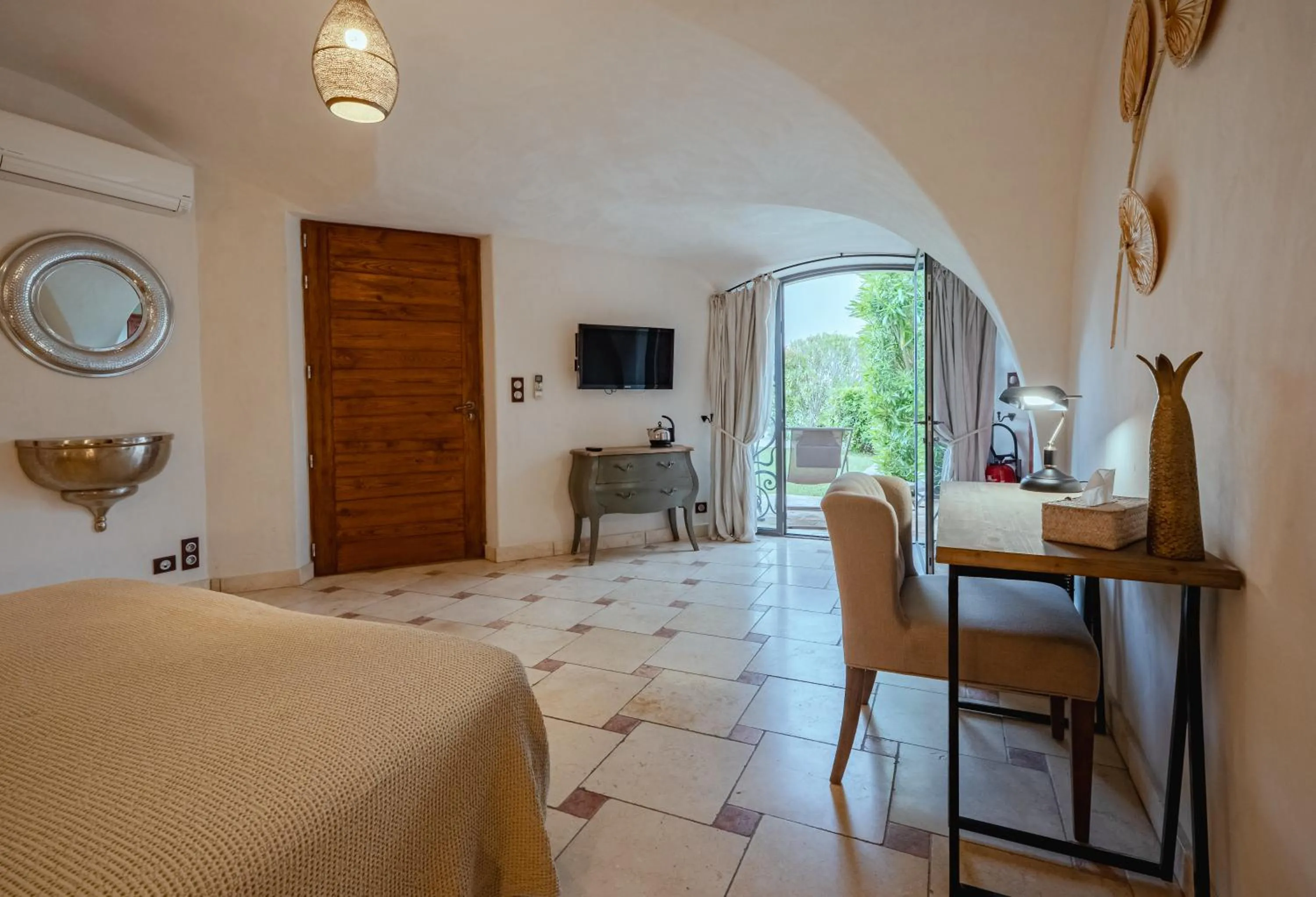 King Room with Roll-In Shower - Disability Access in La Belle Vie
