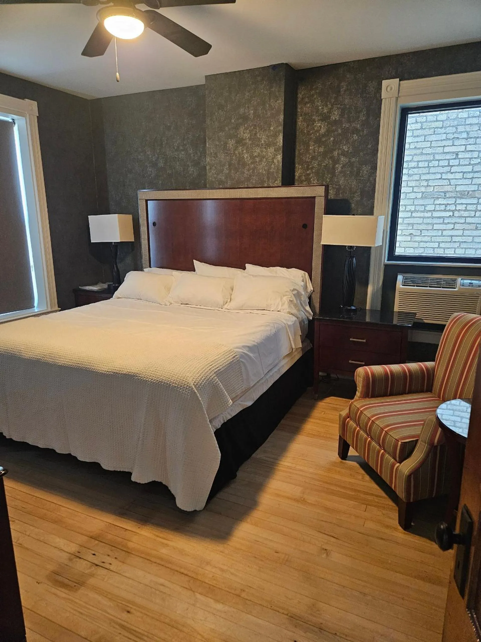 Bed in Albany Merchants Hotel