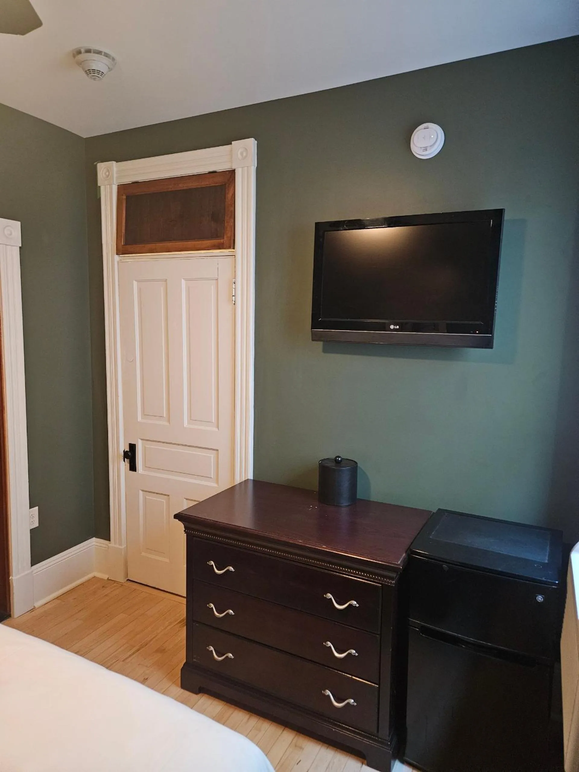 Bed in Albany Merchants Hotel