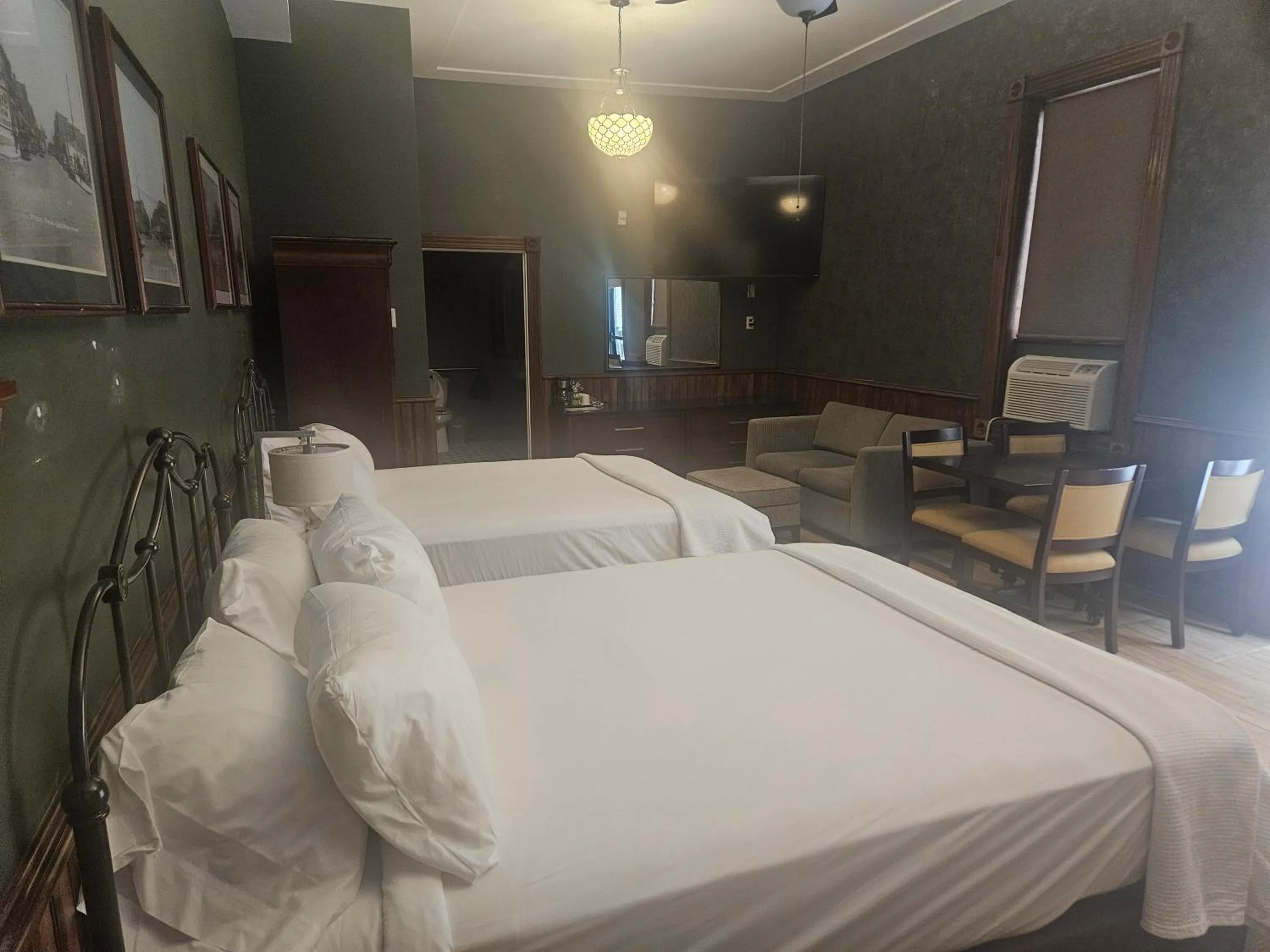 Bed in Albany Merchants Hotel