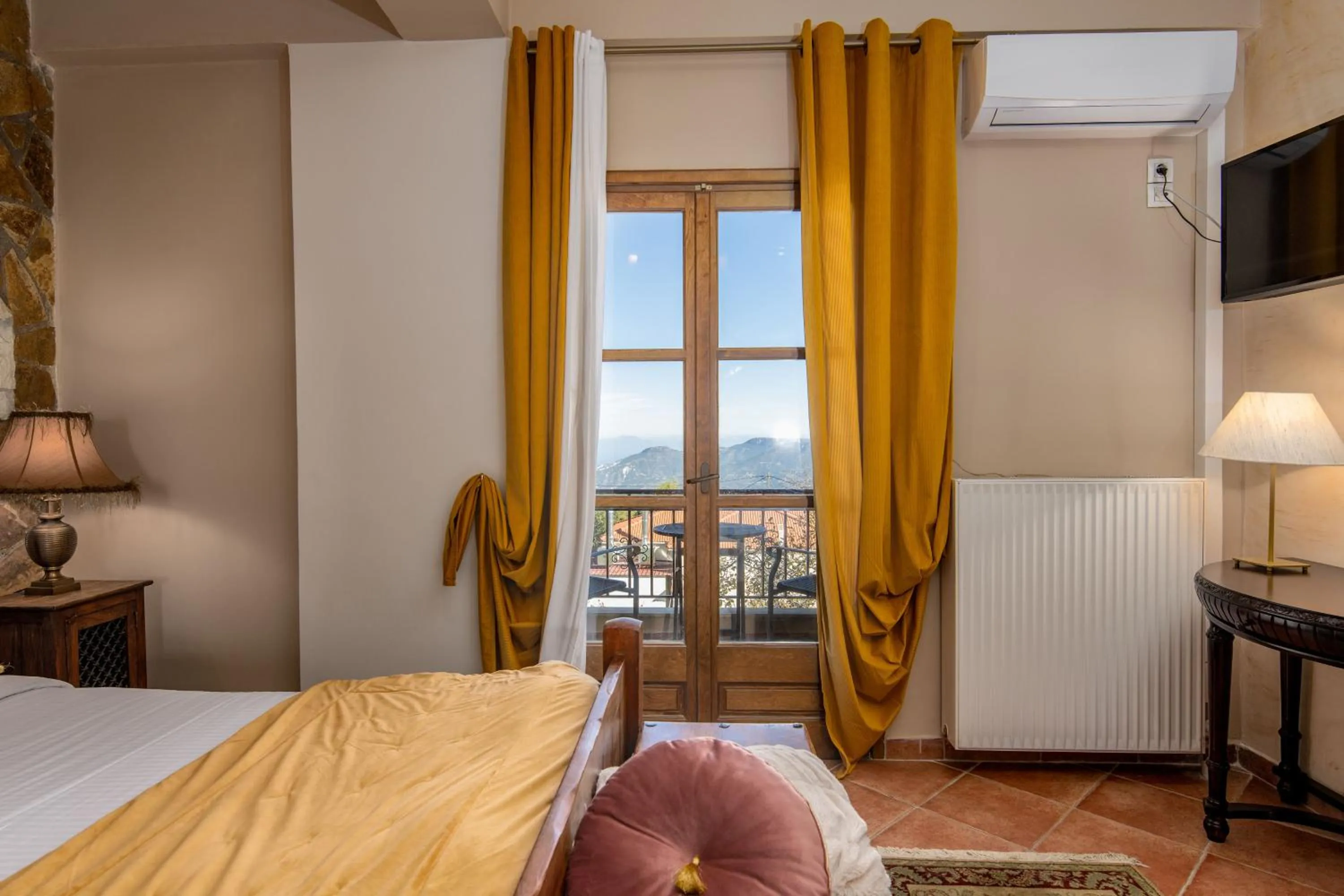 Bed in Archontiko Fiamegou Hotel&Spa