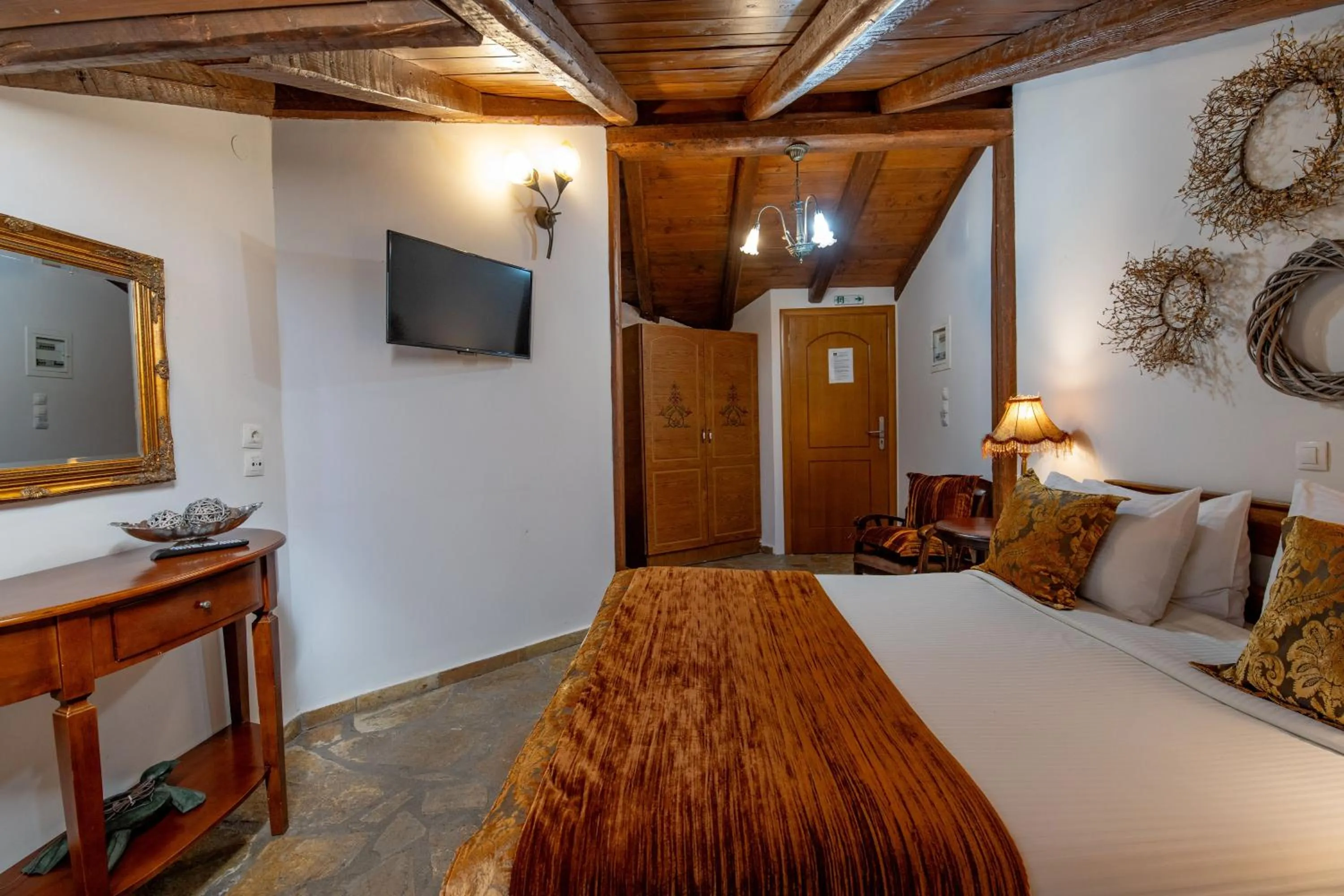 Bed in Archontiko Fiamegou Hotel&Spa