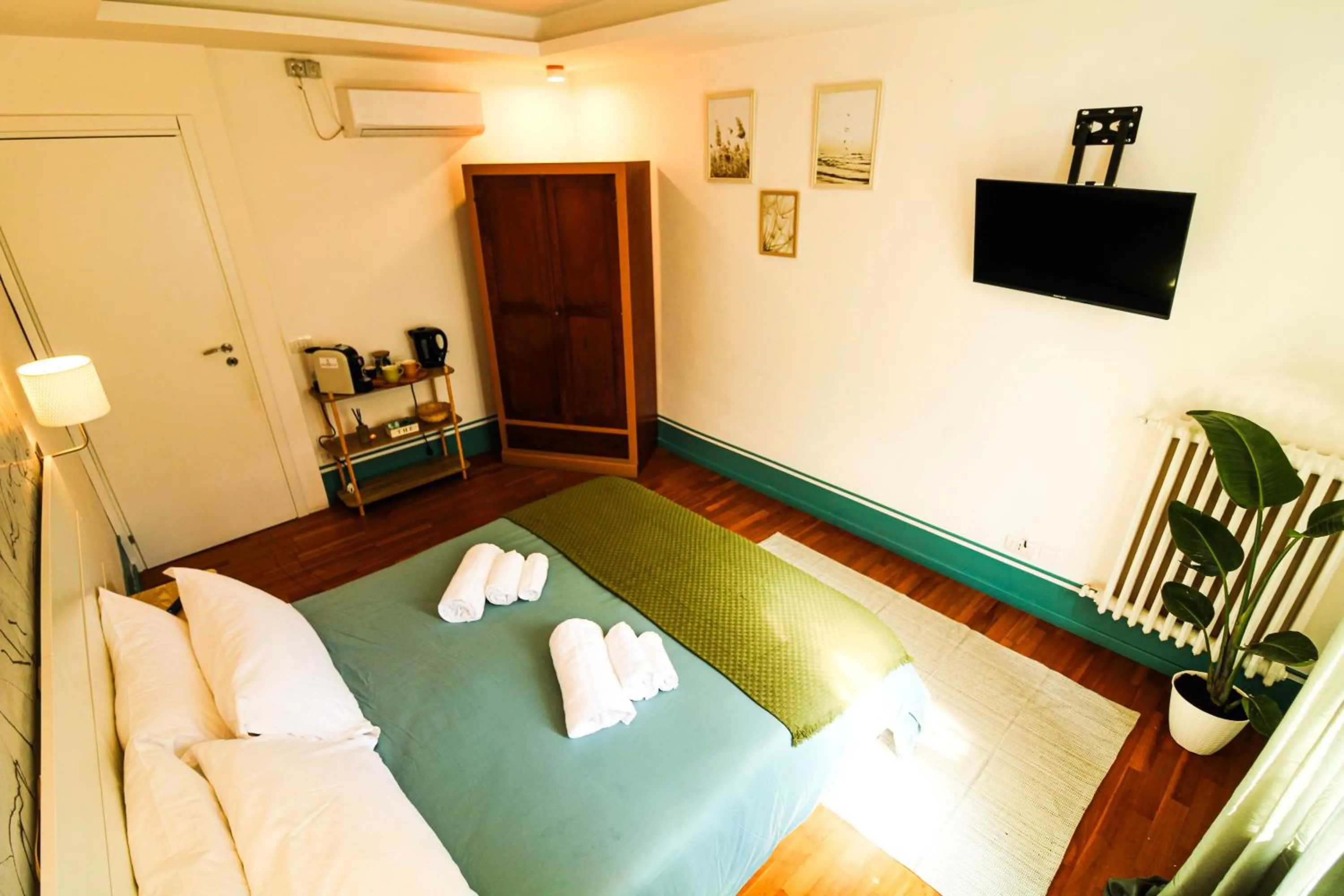 Double Room with Private External Bathroom in Domus Angularia