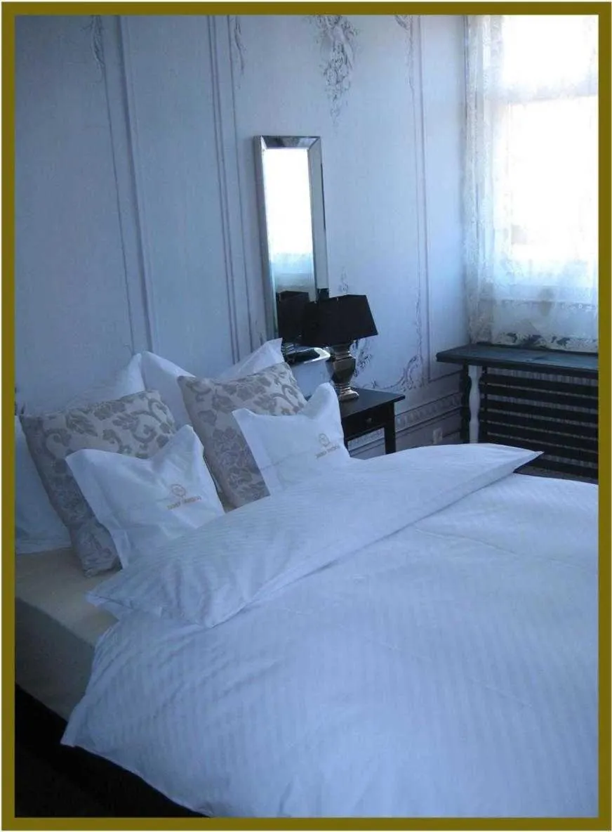 Bed in Goldner Engel, Restaurant - Hotel - Metzgerei