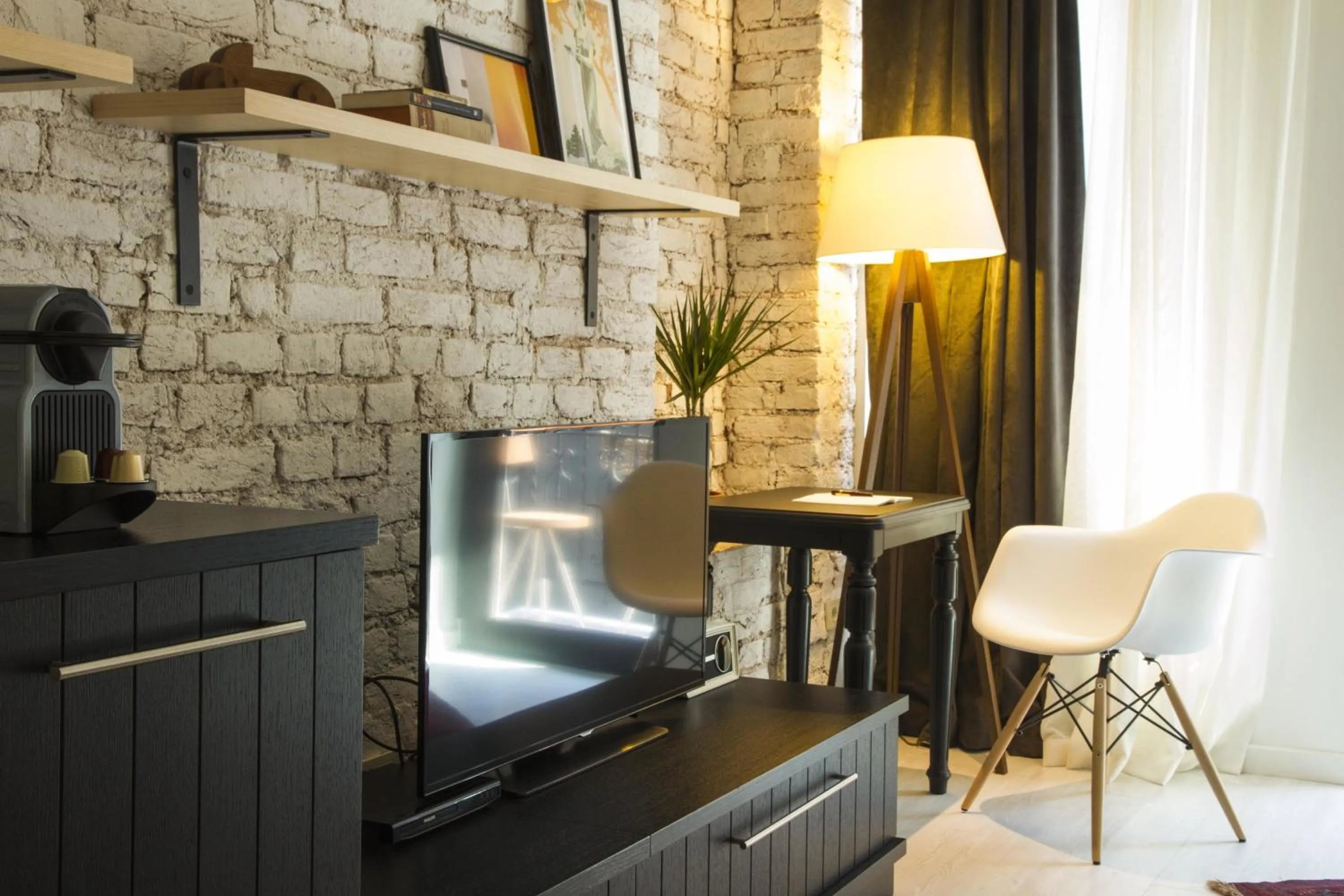 Photo of the whole room in Magnova Studios