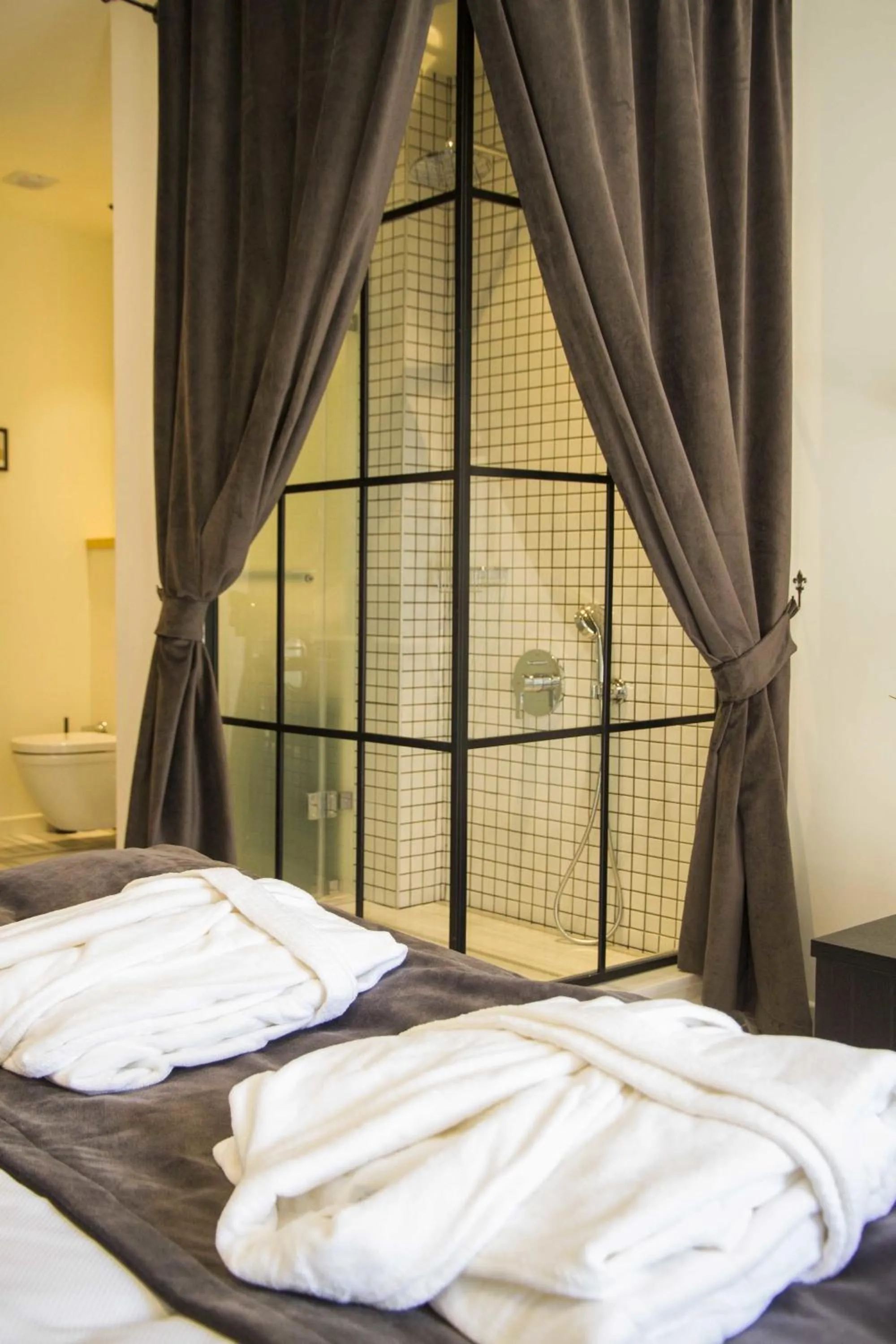 Shower, Bed in Magnova Studios