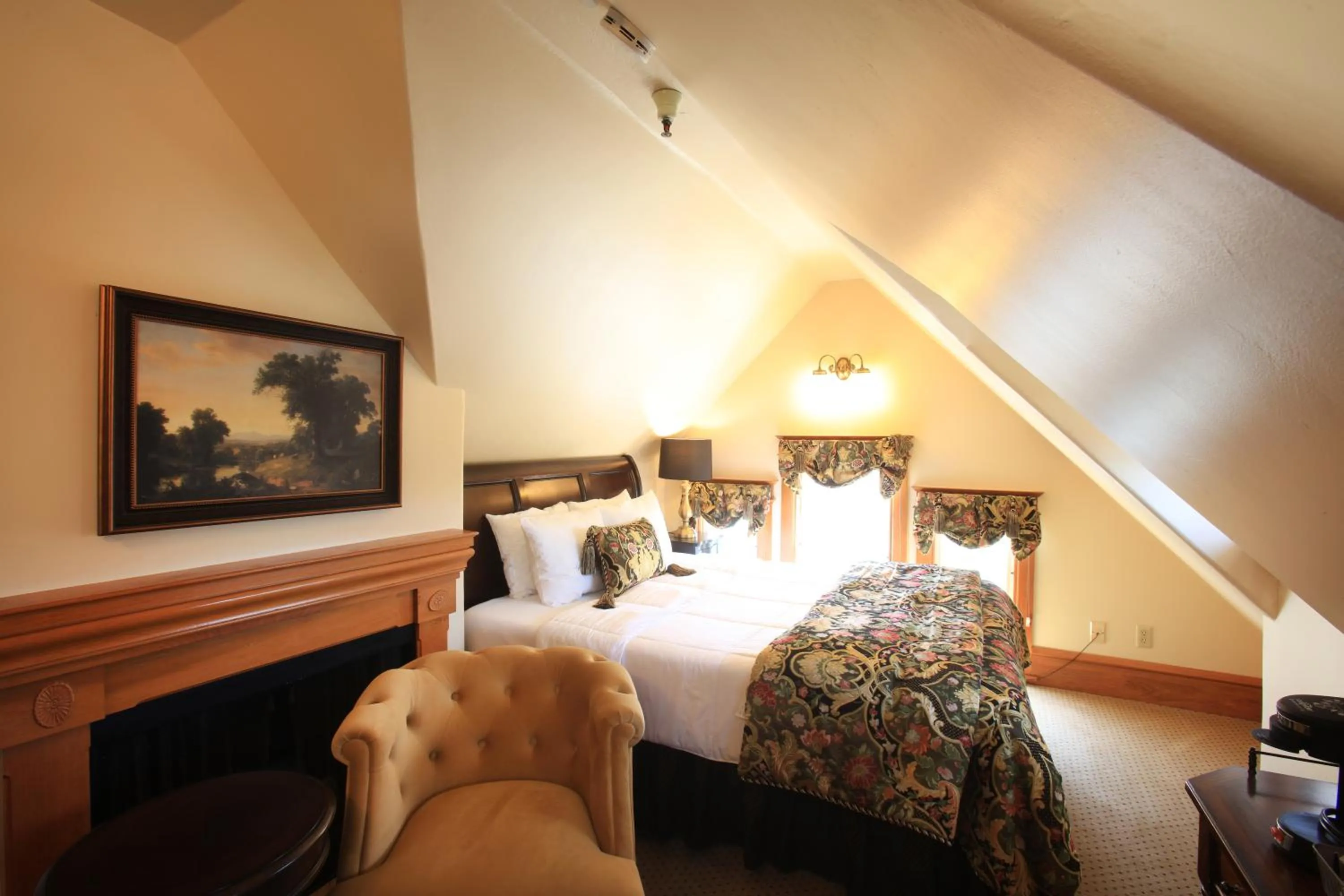 Queen Room in The Charles Pacific Grove