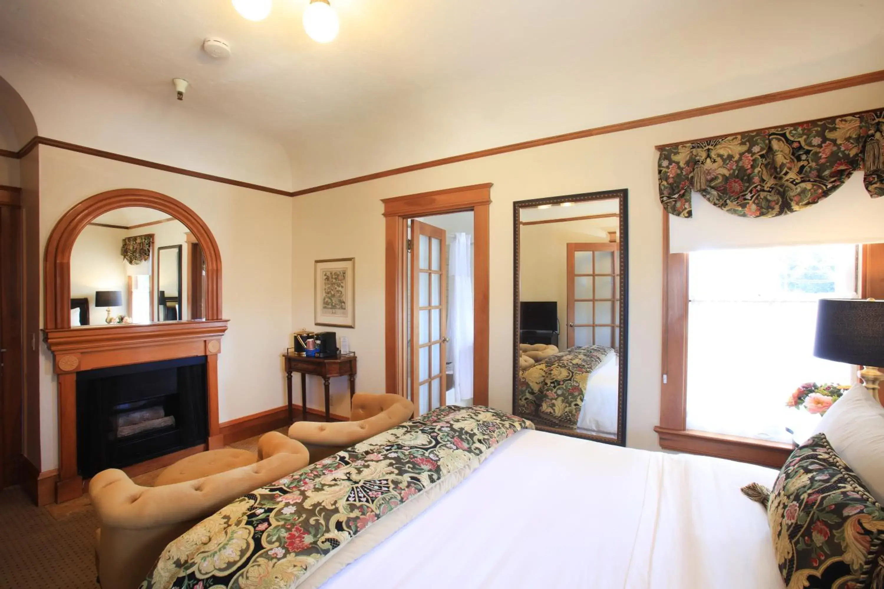 King Room in The Charles Pacific Grove King Room in The Charles Pacific Grove