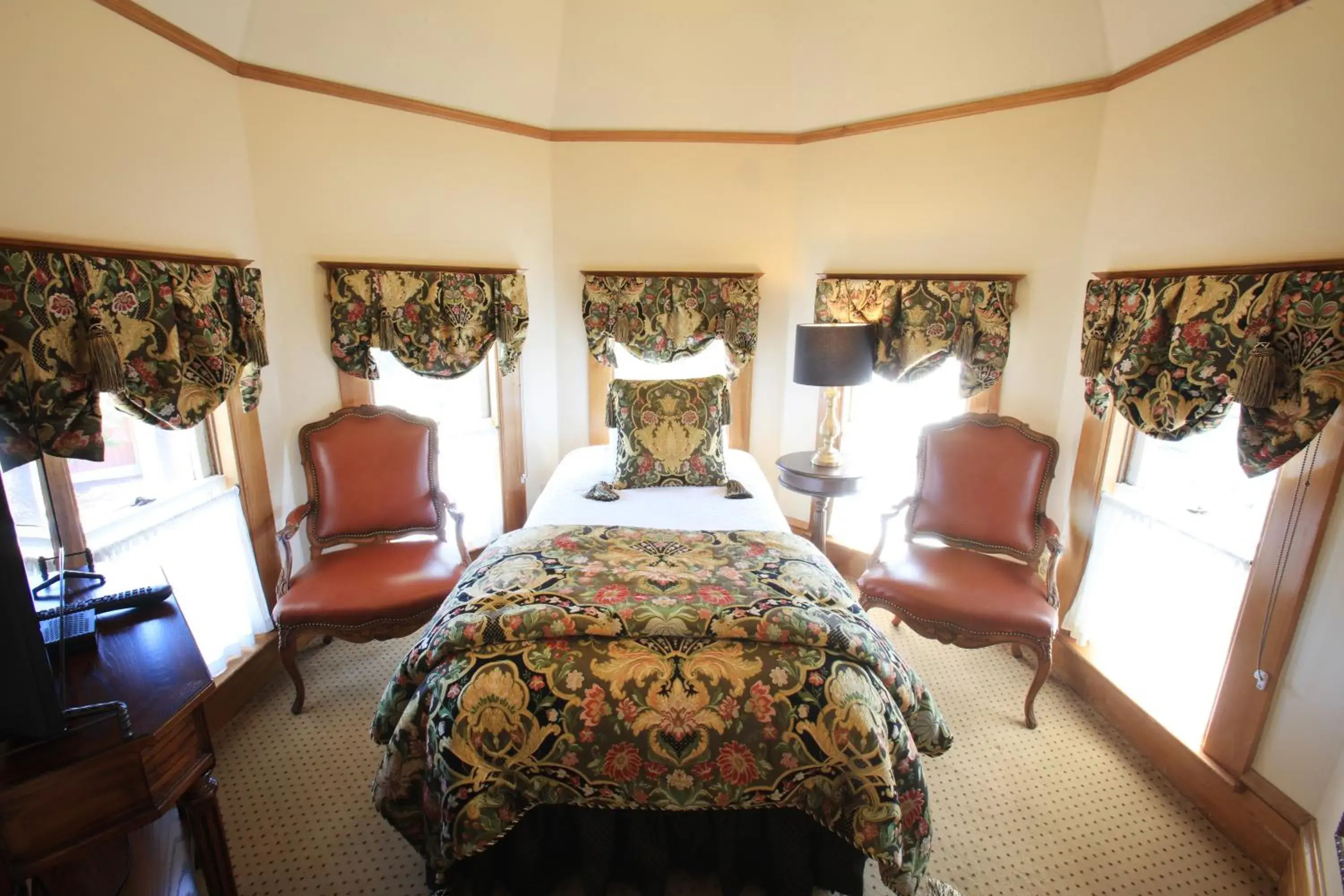 Queen, Twin & sofa-bed with ocean view (Top Floor Room) in The Charles Pacific Grove Queen, Twin & sofa-bed with ocean view (Top Floor Room) in The Charles Pacific Grove